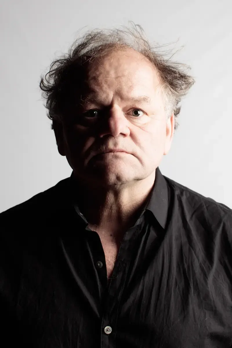 Portrait von Gottfried Breitfuss vor dunklem Hintergrund