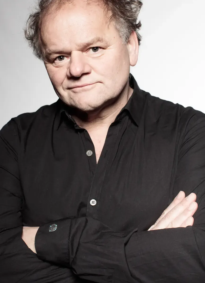 Portrait von Gottfried Breitfuss mit verschränkten Armen