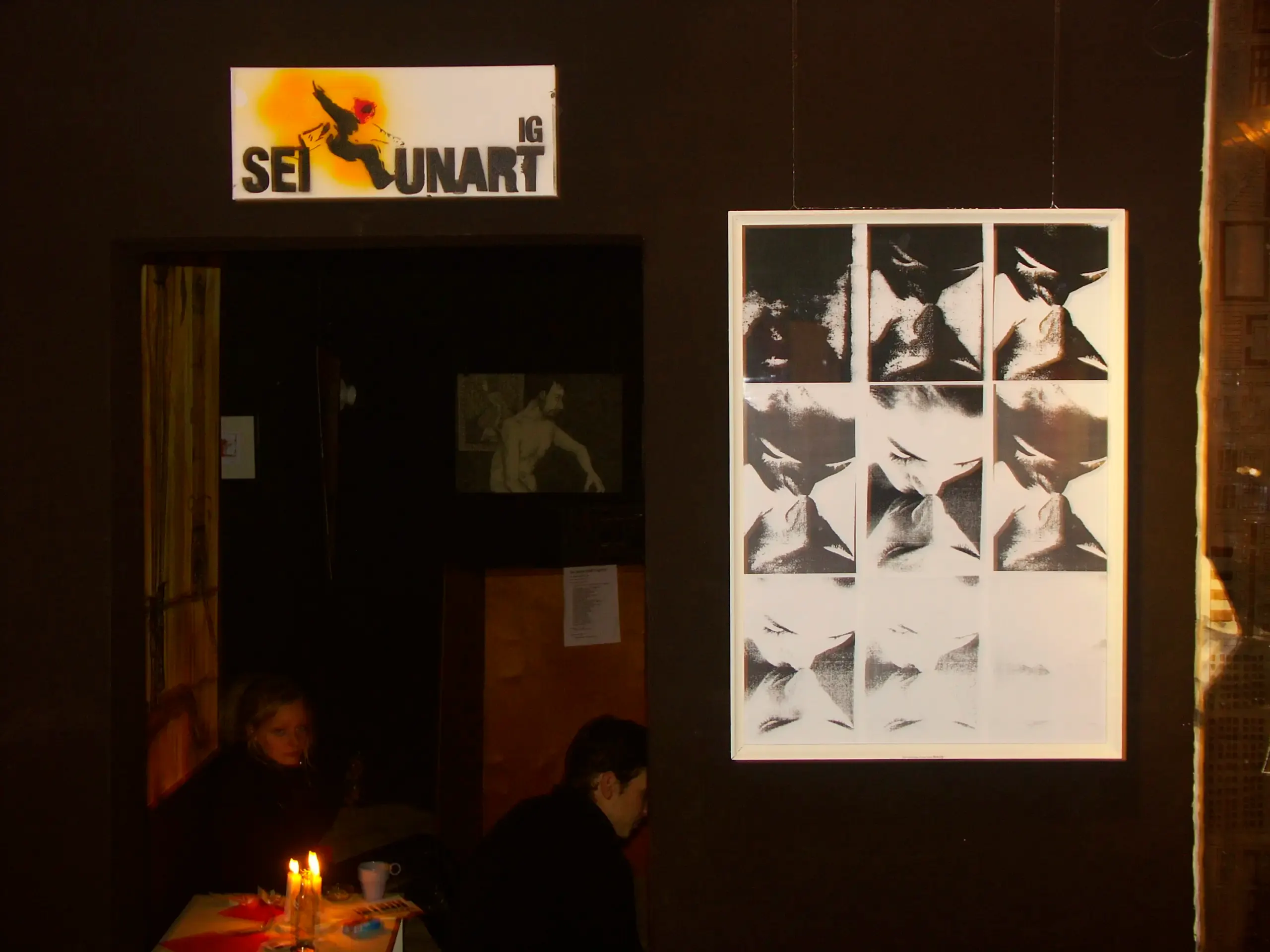 Ausstellungsraum bei Nacht mit Kunstplakaten, graugelb™