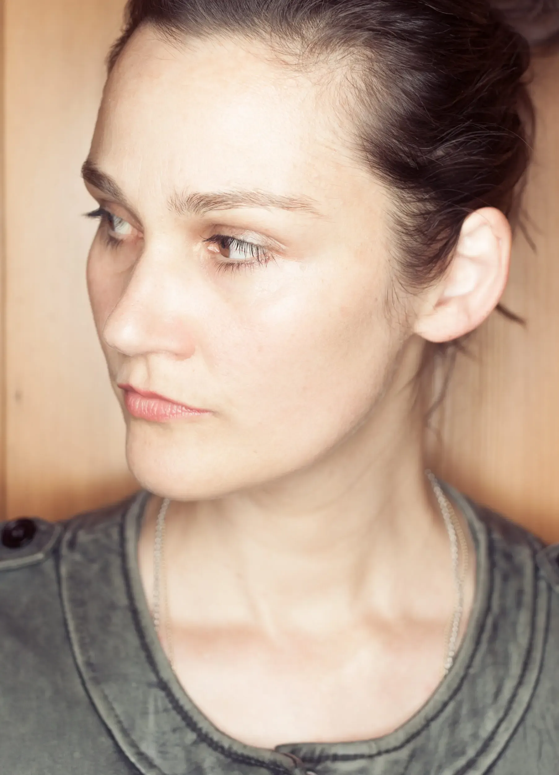 Portrait von Hilke Altefrohne vor grauem Hintergrund