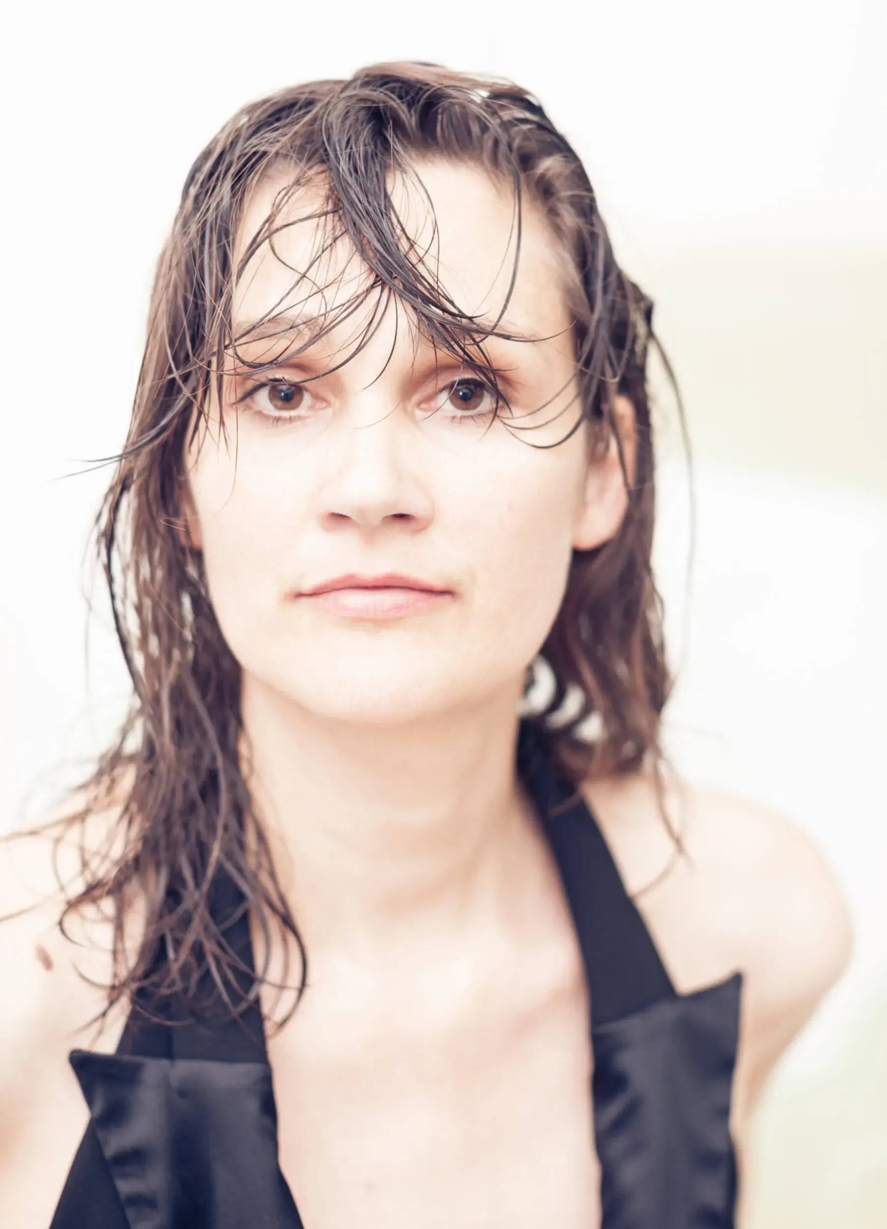 Portrait von Hilke Altefrohne vor hellem Hintergrund
