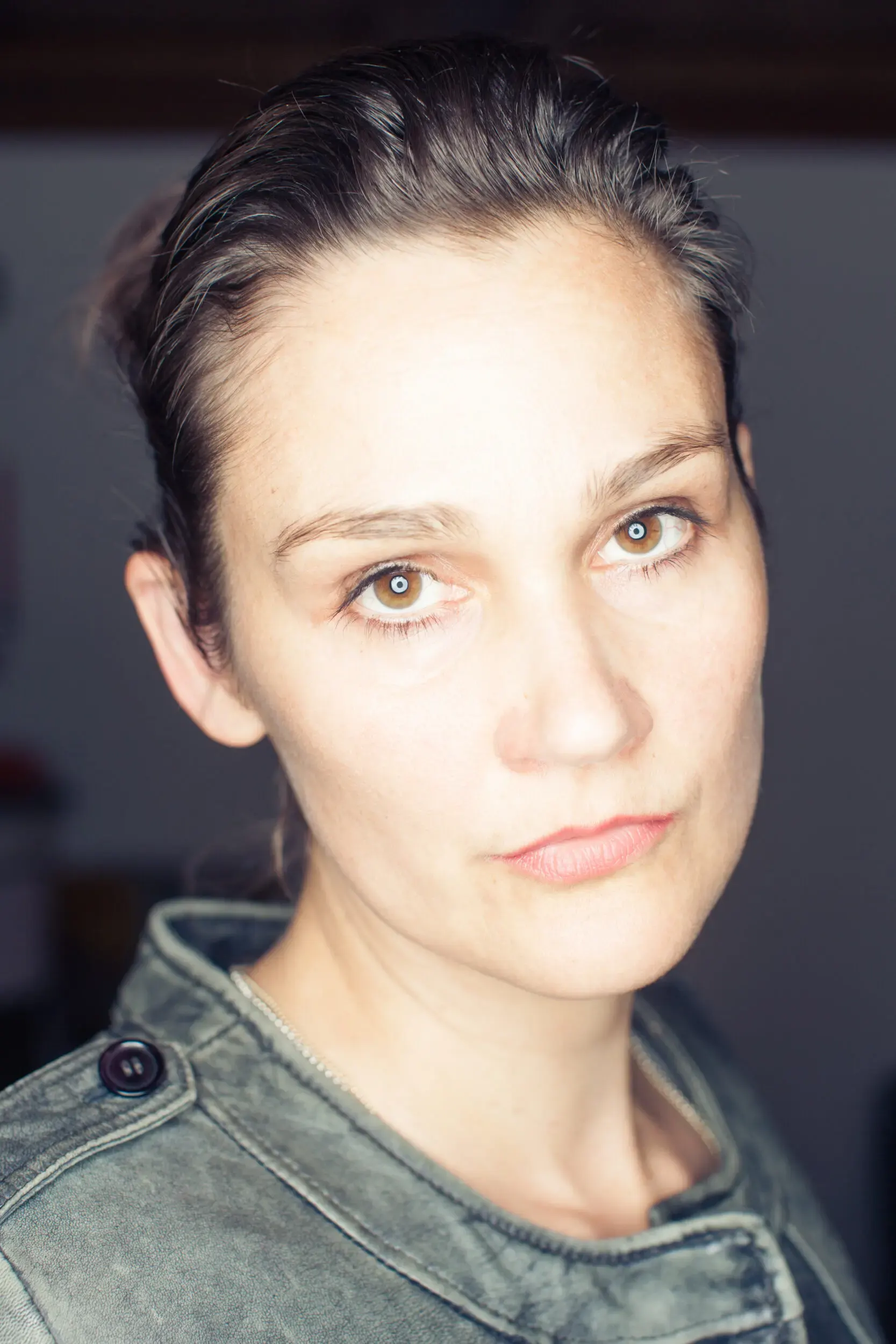 Portrait von Hilke Altefrohne im Freien mit warmem Licht