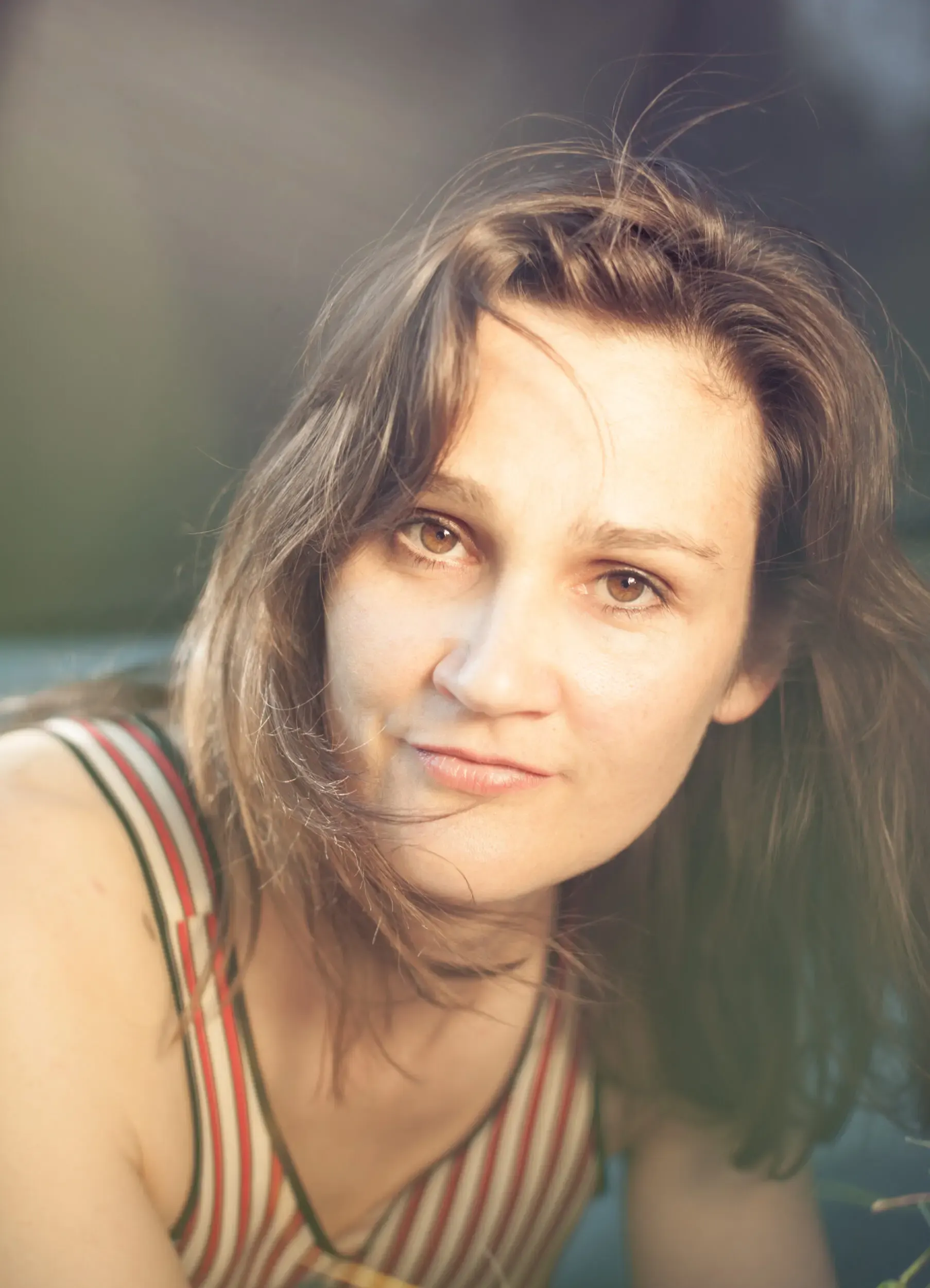 Schwarzweissportrait von Hilke Altefrohne in eleganter Pose