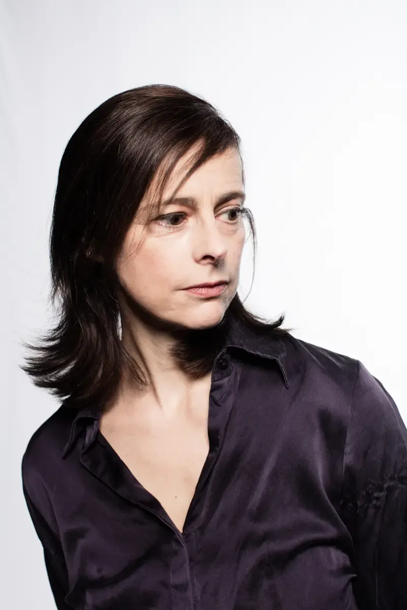 Portrait von Isabelle Menke in dunkler Bluse