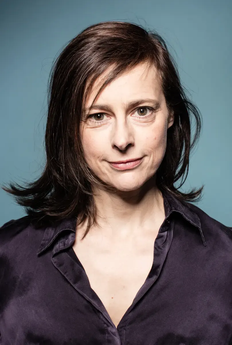 Lächelndes Portrait von Isabelle Menke in grauem Pullover