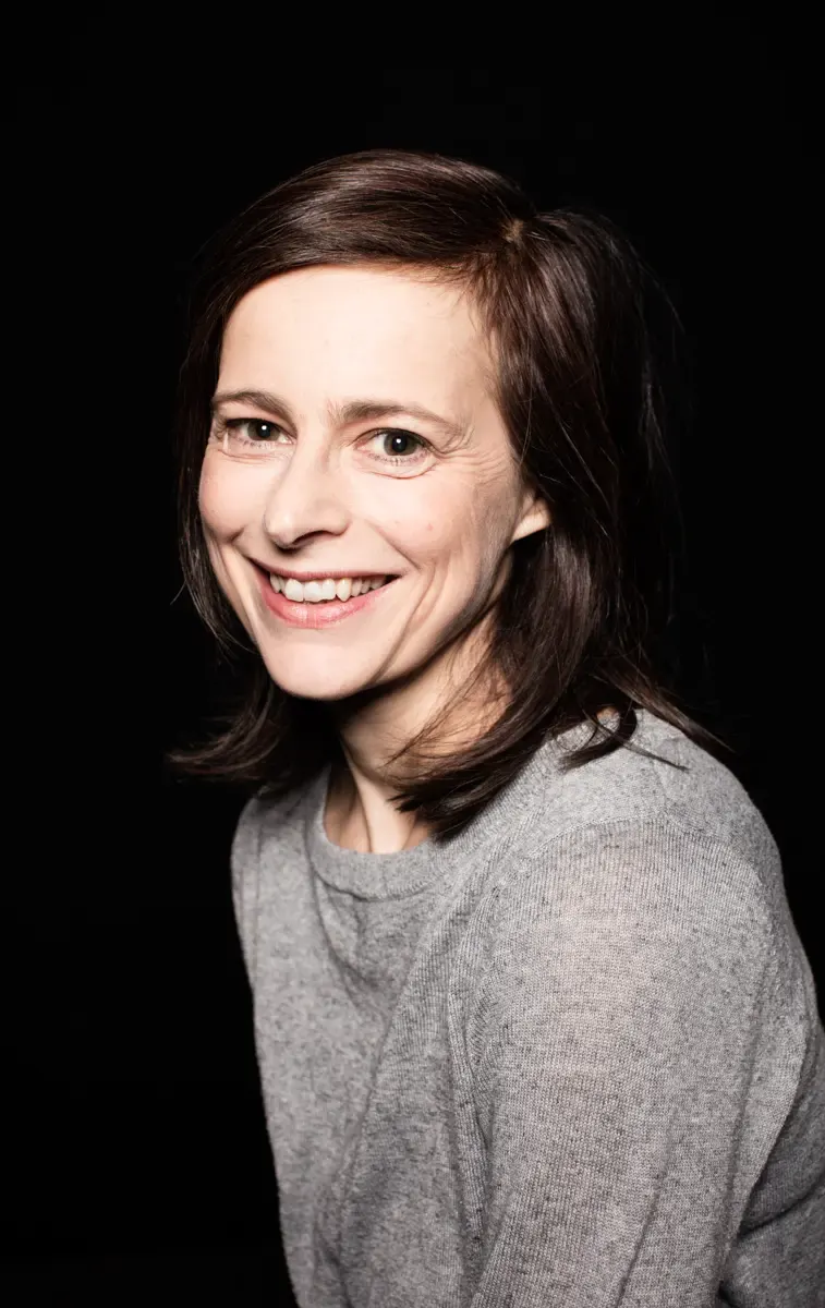 Isabelle Menke posiert mit wehendem schwarzem Stoff
