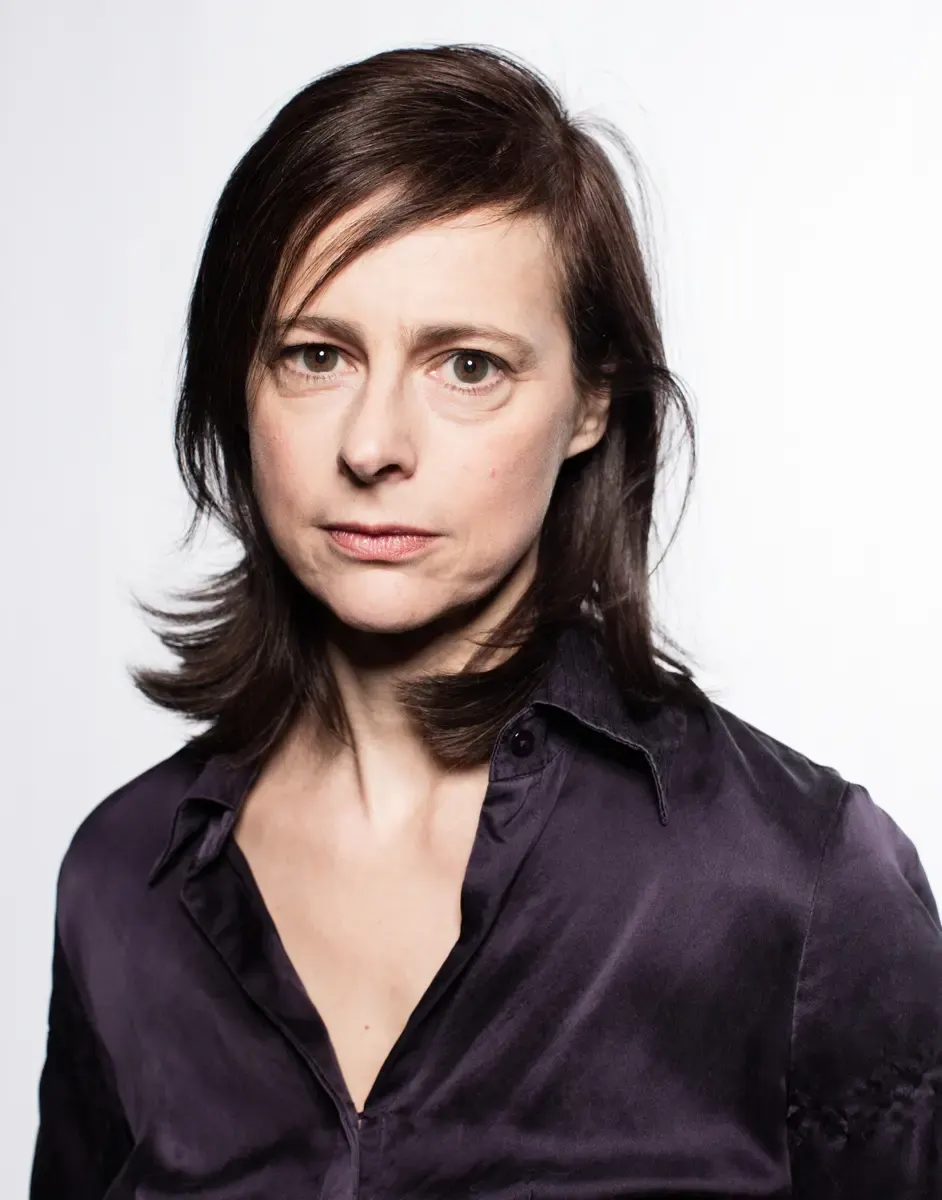 Portrait von Isabelle Menke vor weissem Hintergrund