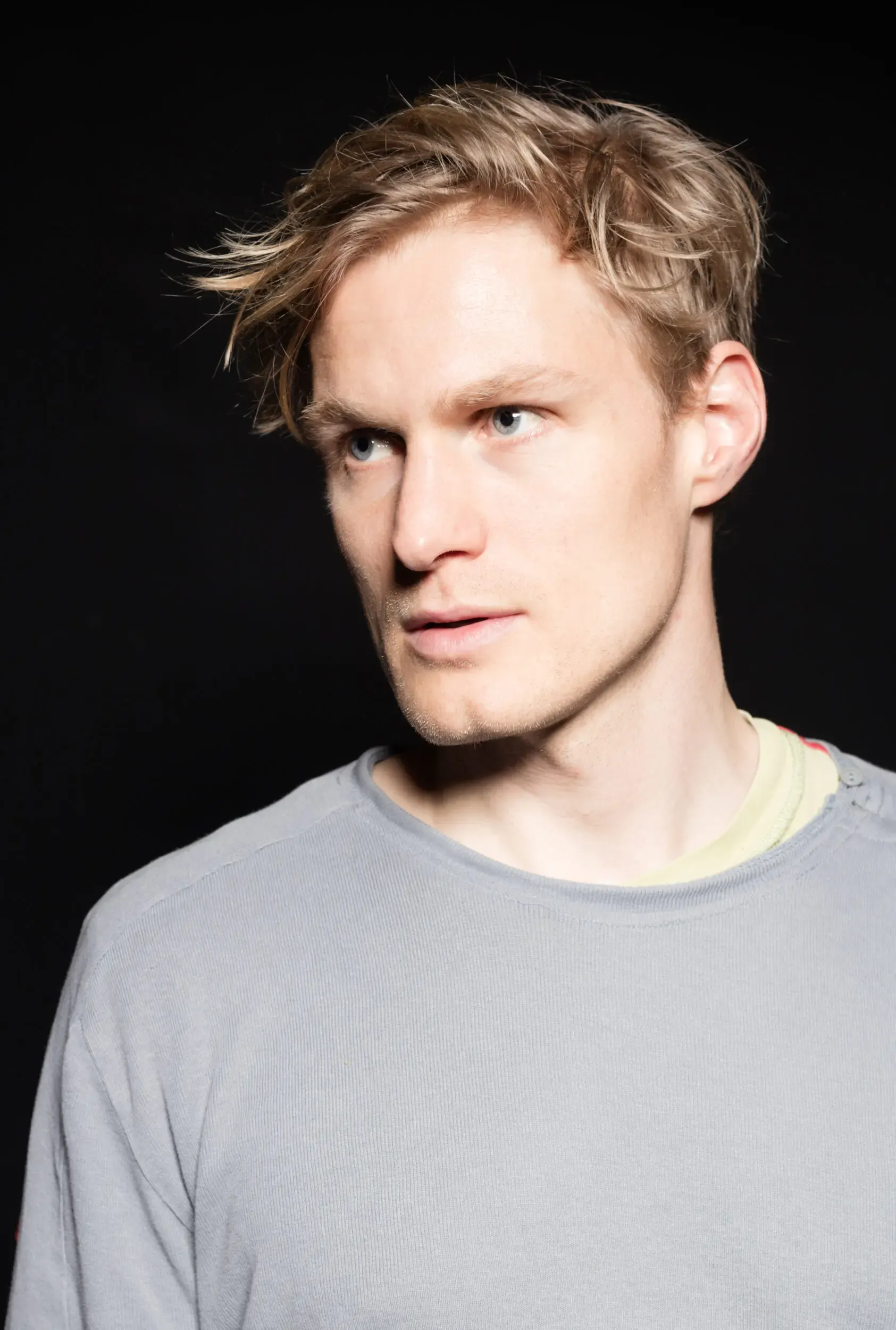Portrait von Jirka Zett in grauem Pullover