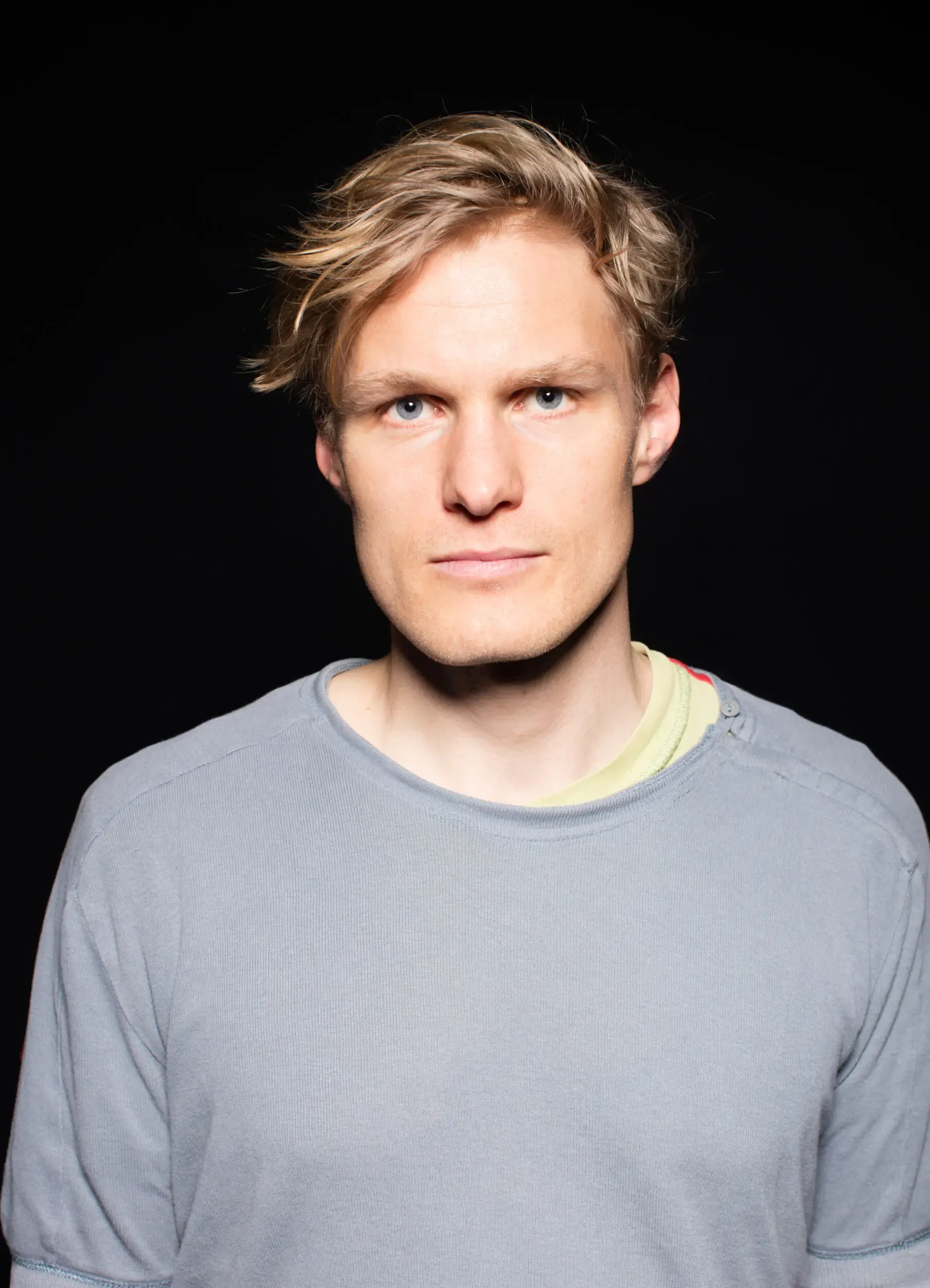 Portrait von Jirka Zett in grauem Pullover, frontale Ansicht