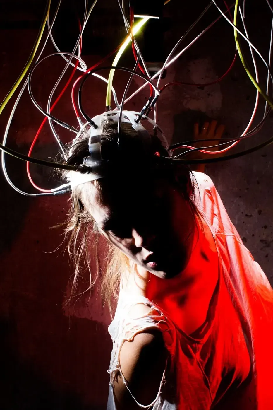 Woman wearing a wire-covered helmet lit in red, the alternate full-frame version of the 'Die Jungfrau von Orleans' poster image.
