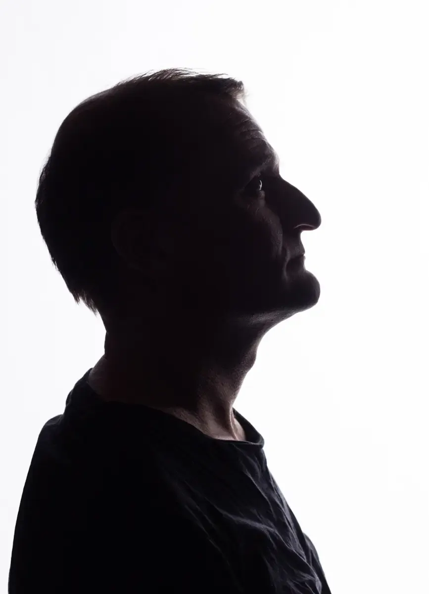 Silhouettenportrait von Klaus Brömmelmeier im Profil vor weissem Hintergrund