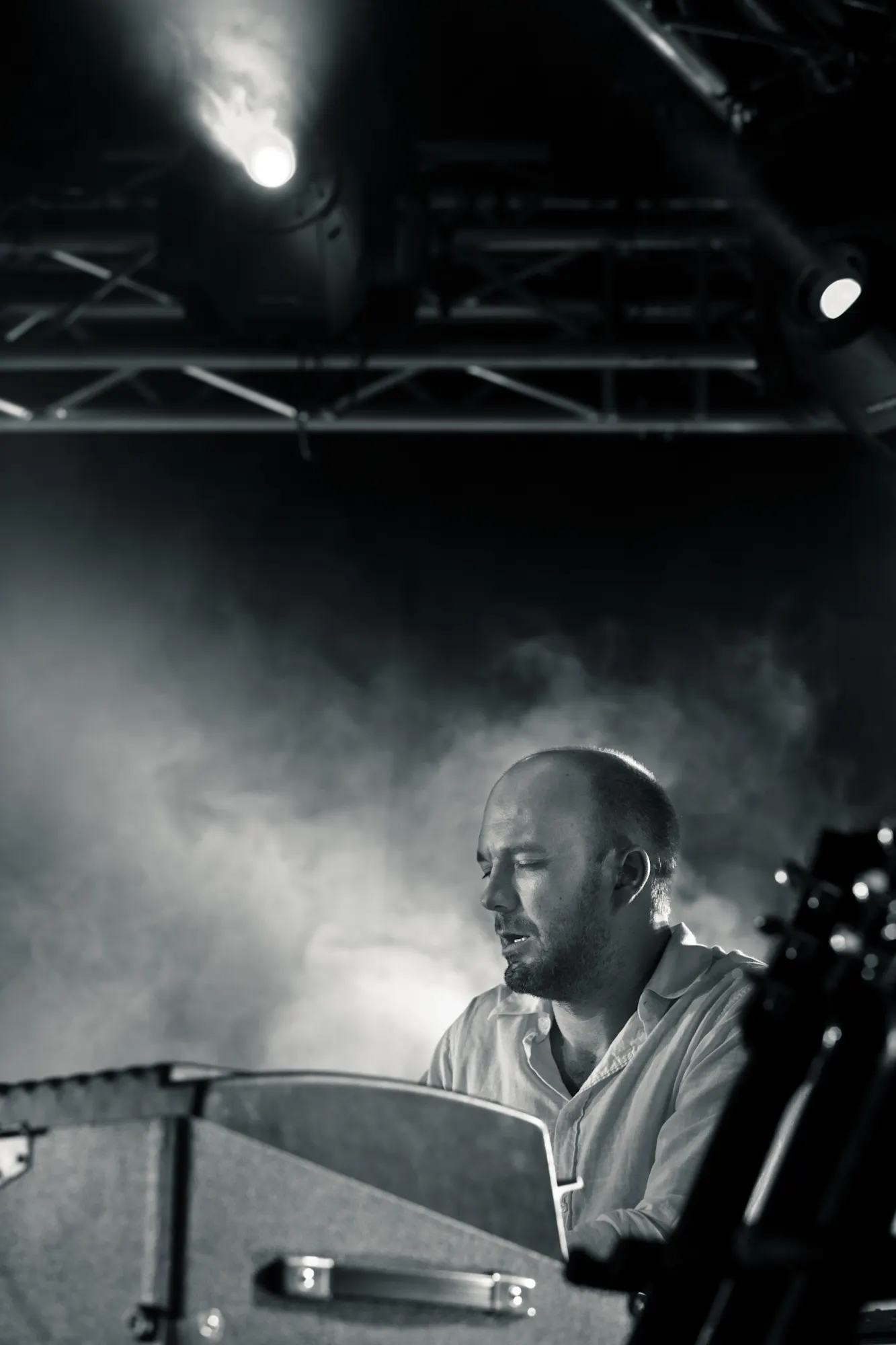 Musiker von Leech am Keyboard im Bühnennebel