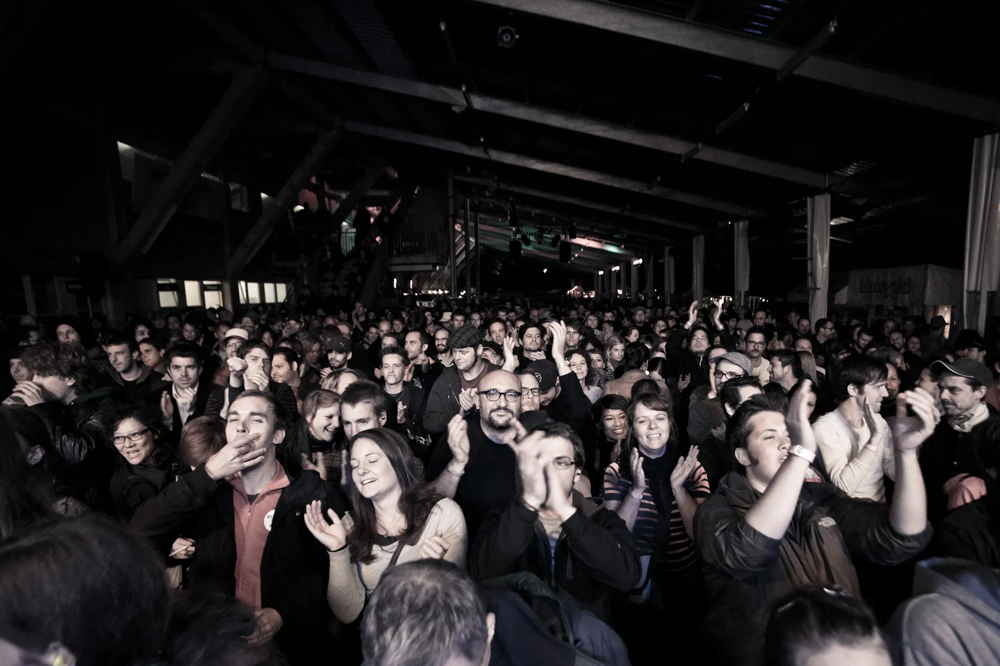 Applaudierendes Publikum beim Leech-Konzert