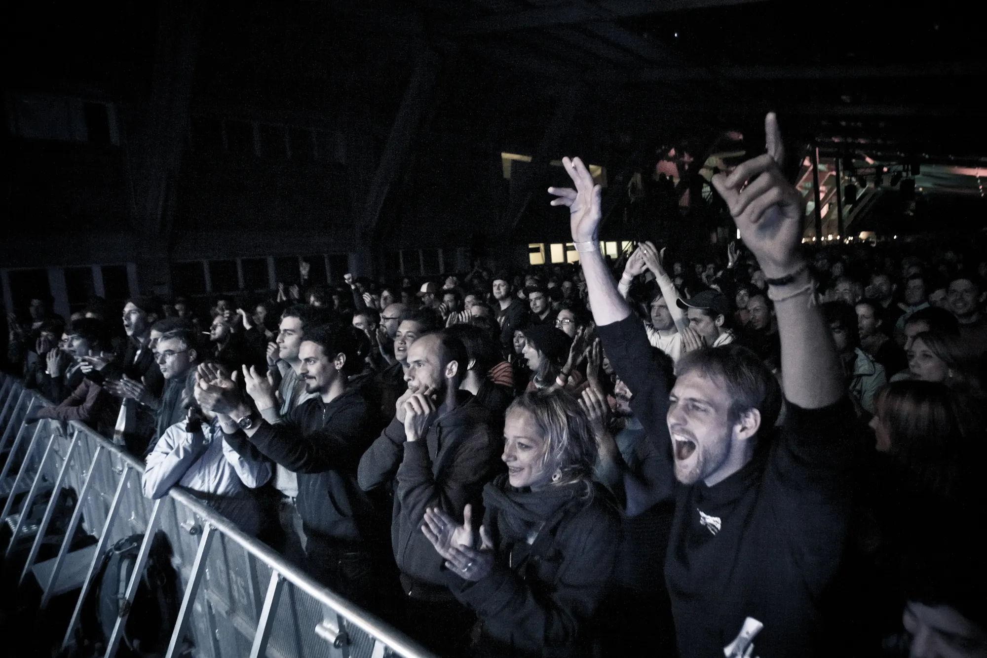 Jubelndes Publikum mit erhobenen Armen beim Leech-Konzert