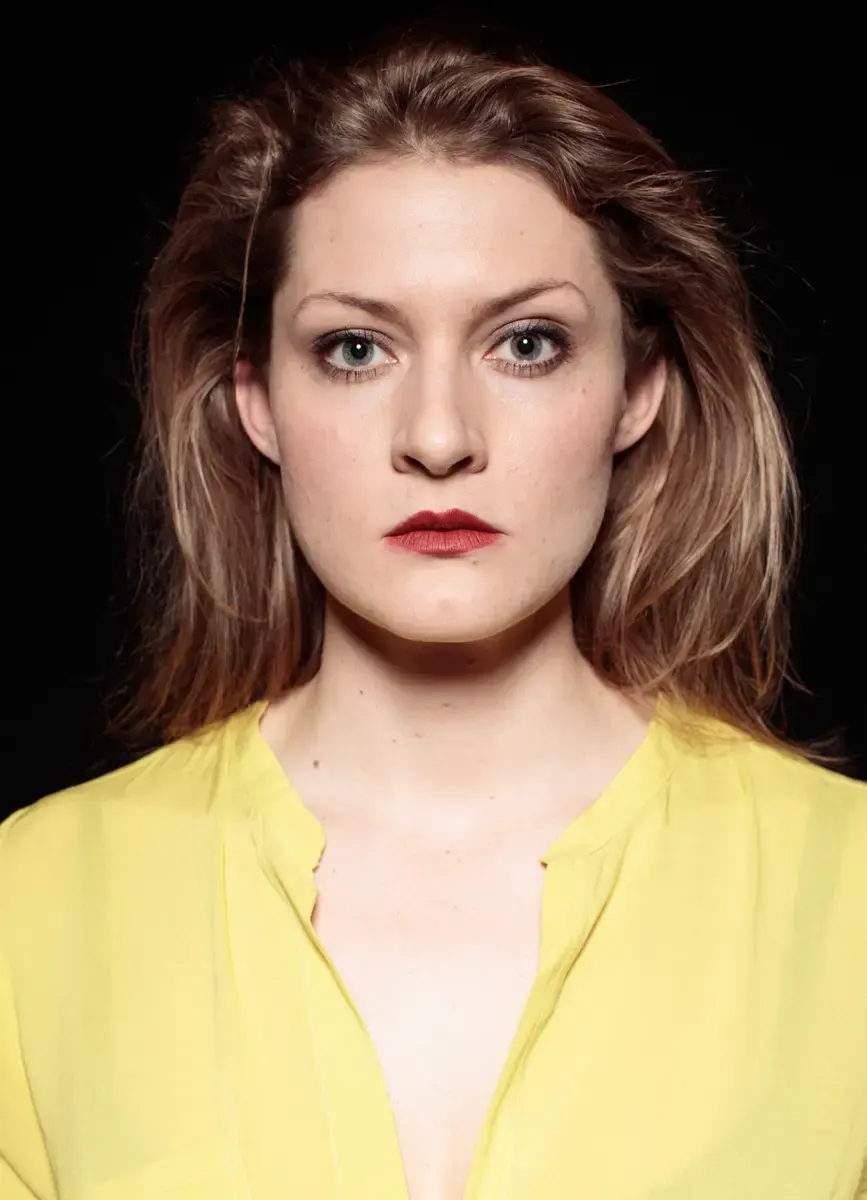 Portrait von Lisa-Katrina Mayer in gelber Bluse, zweite Aufnahme