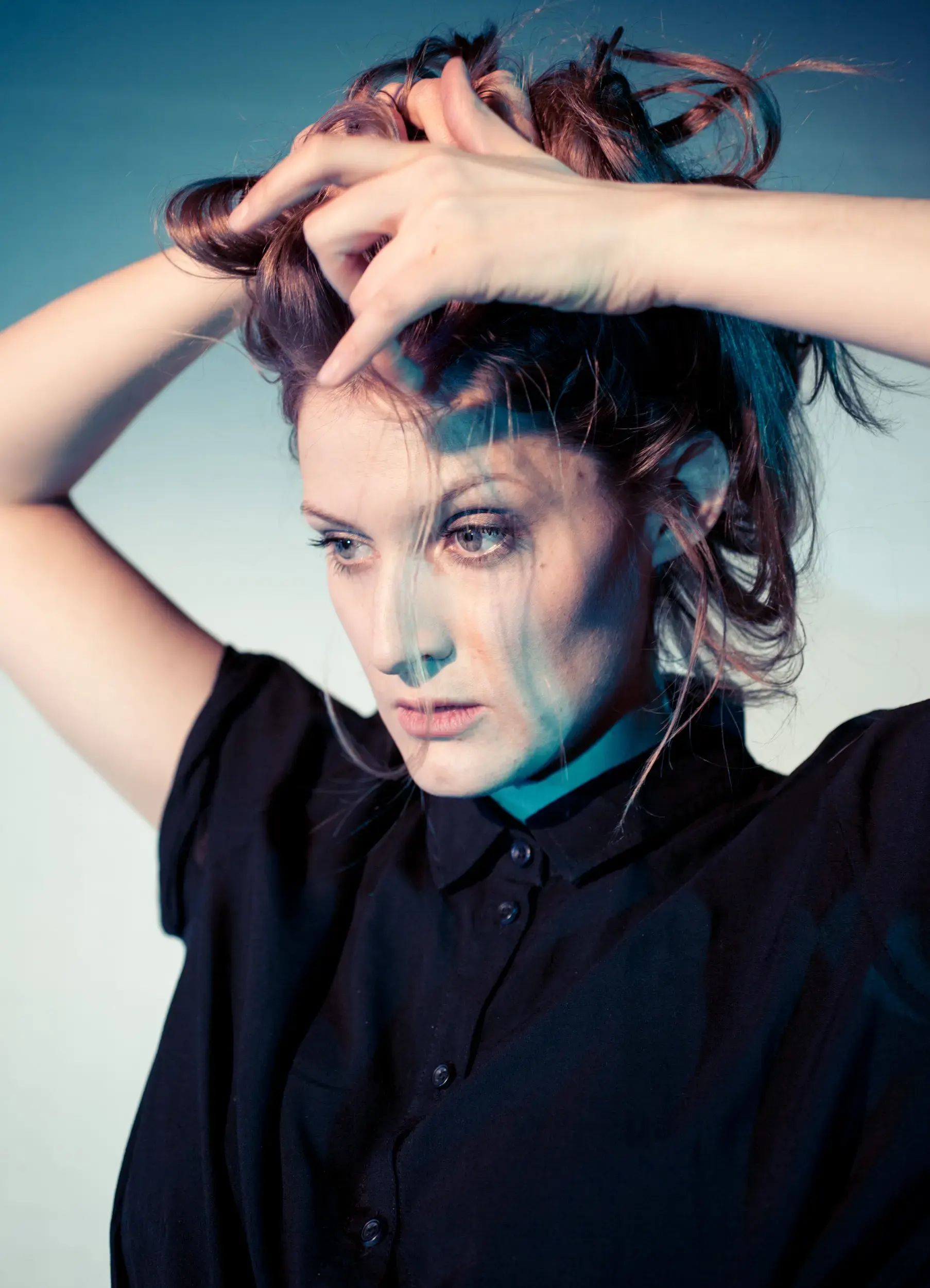 Portrait von Lisa-Katrina Mayer mit Händen im Haar