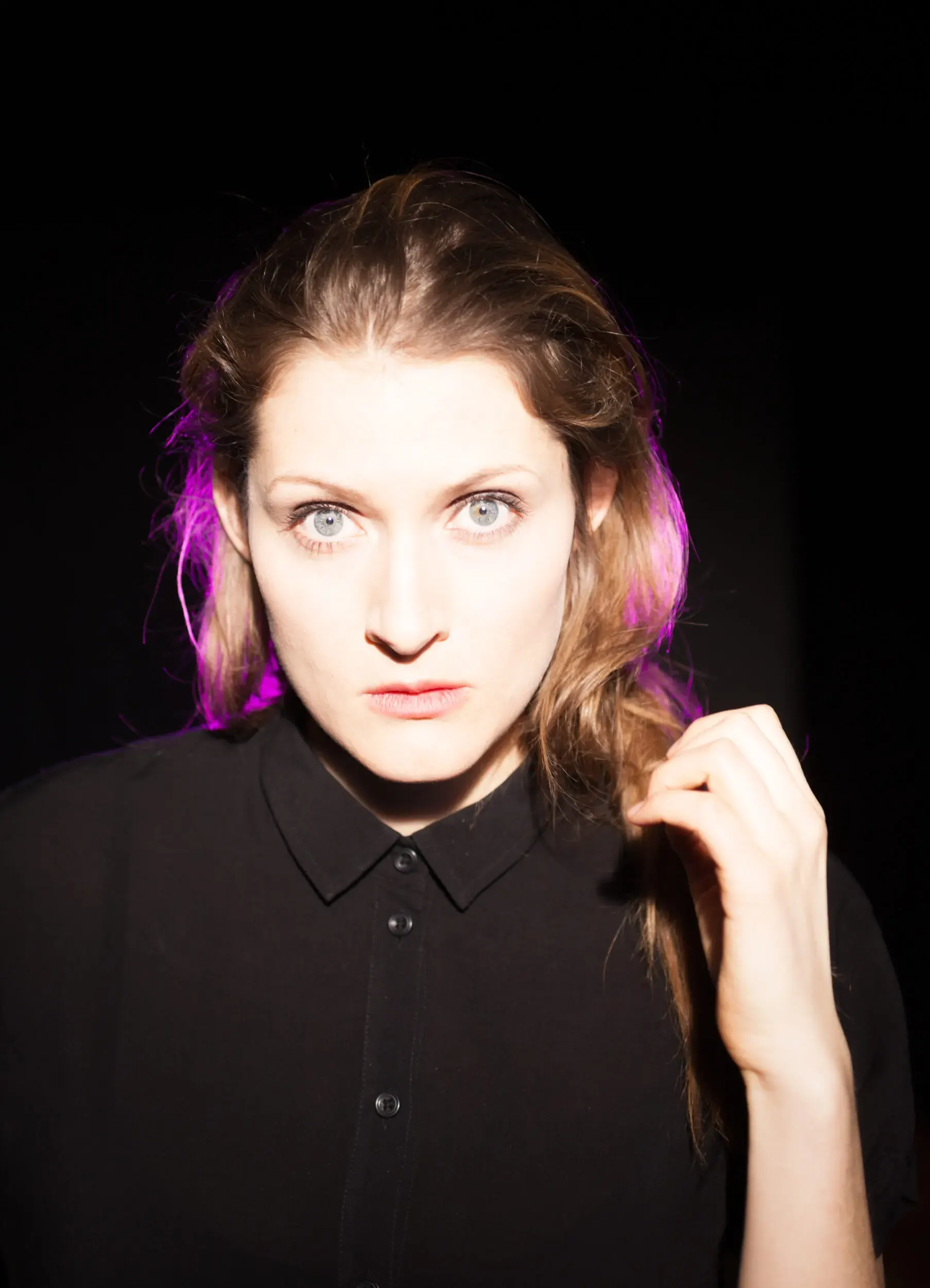Portrait von Lisa-Katrina Mayer mit violettem Streiflicht