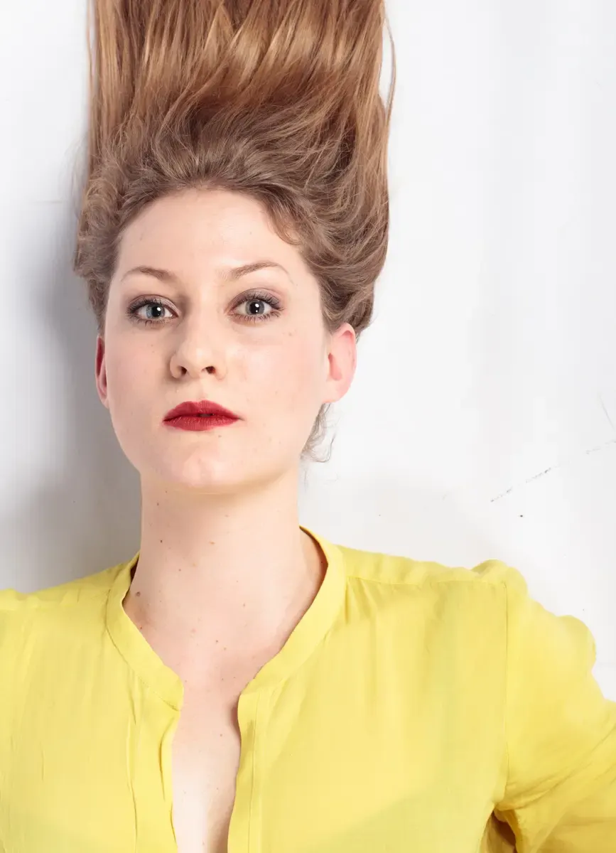 Portrait von Lisa-Katrina Mayer mit wehendem Haar vor weissem Hintergrund