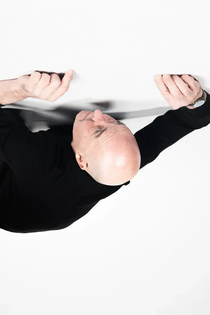 Ludwig Boettger in akrobatischer Pose mit erhobenen Armen