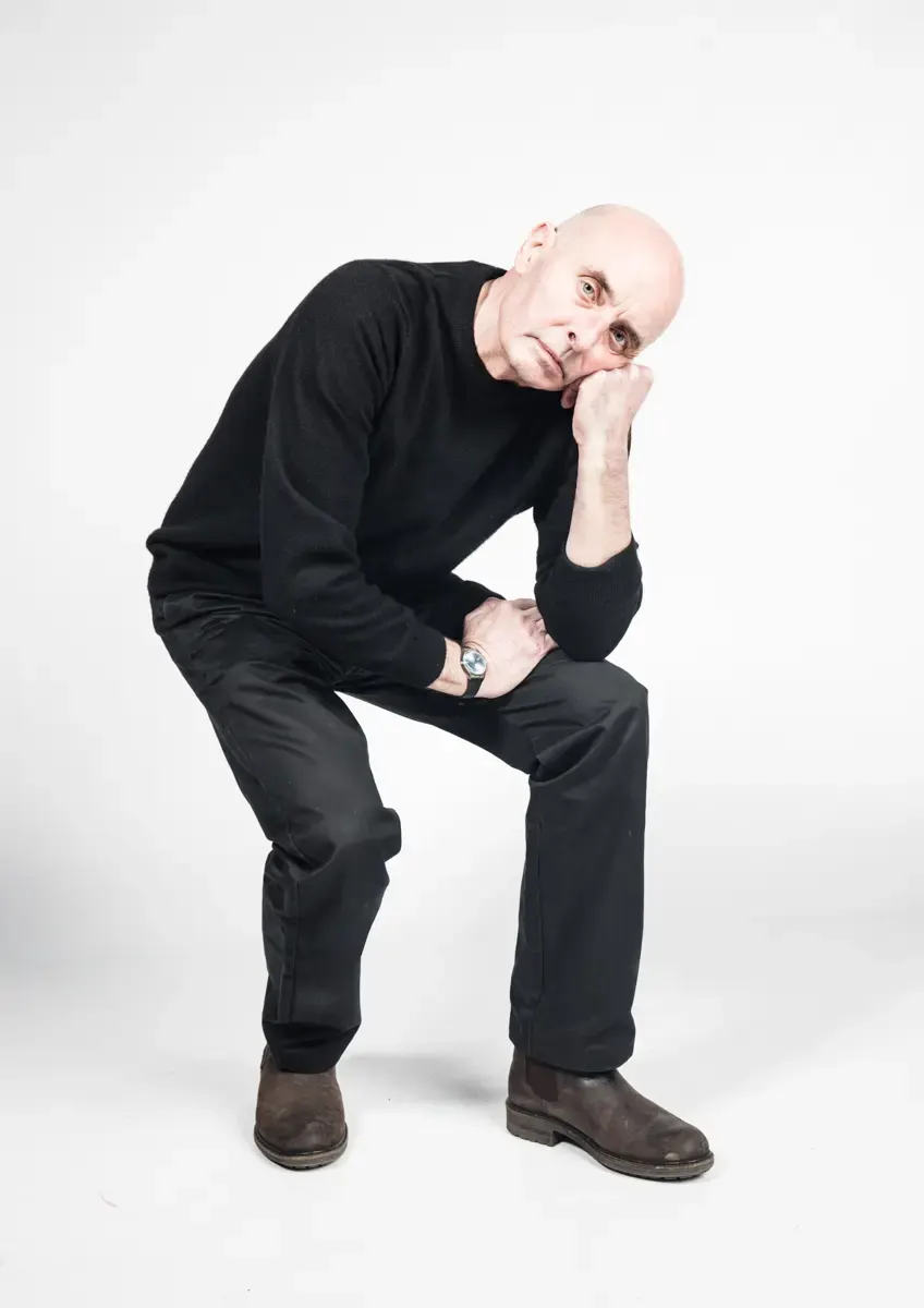 Ludwig Boettger in hockender Pose vor weissem Hintergrund