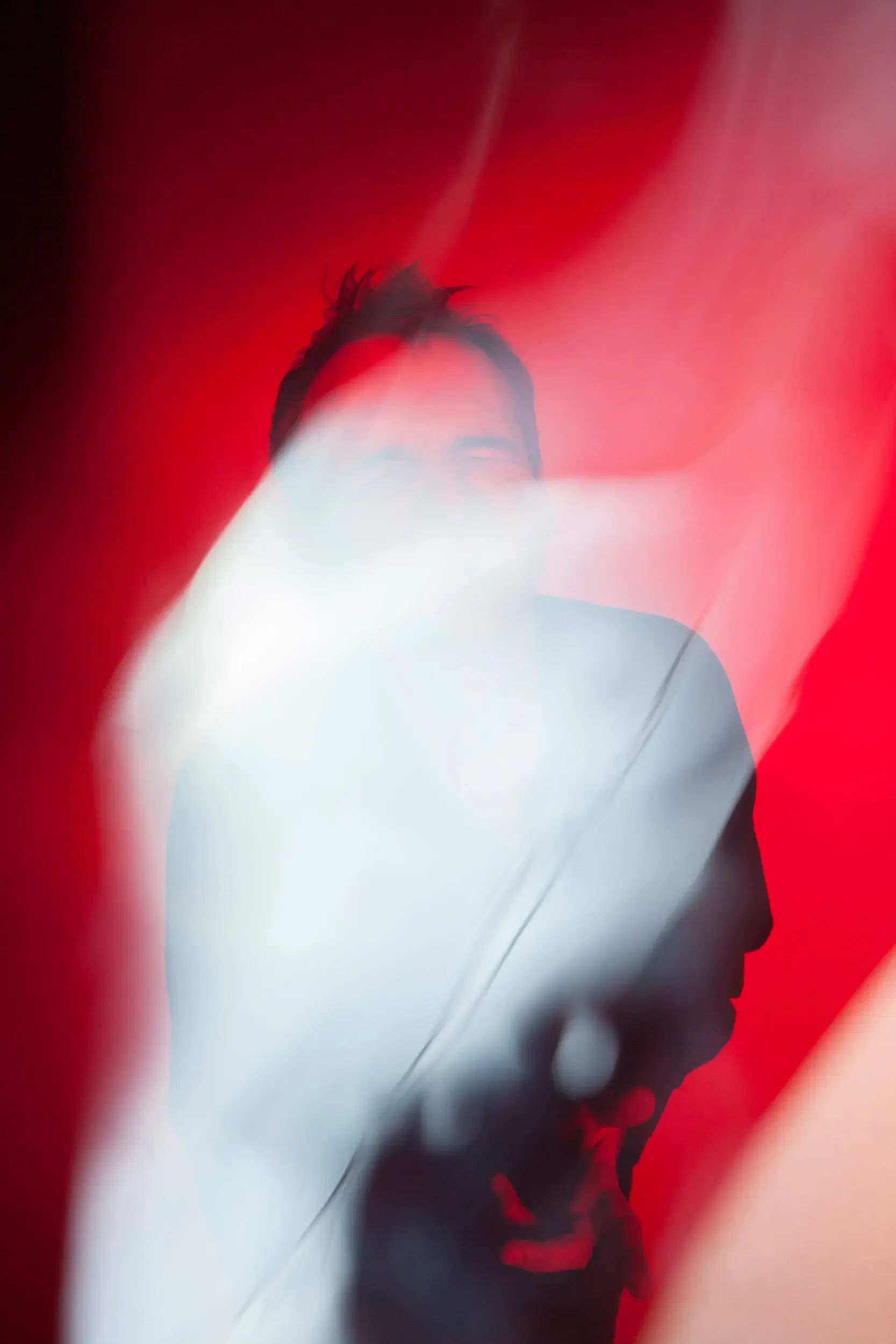 Portrait von Matthias Neukirch mit Bewegungsunschärfe in Rot