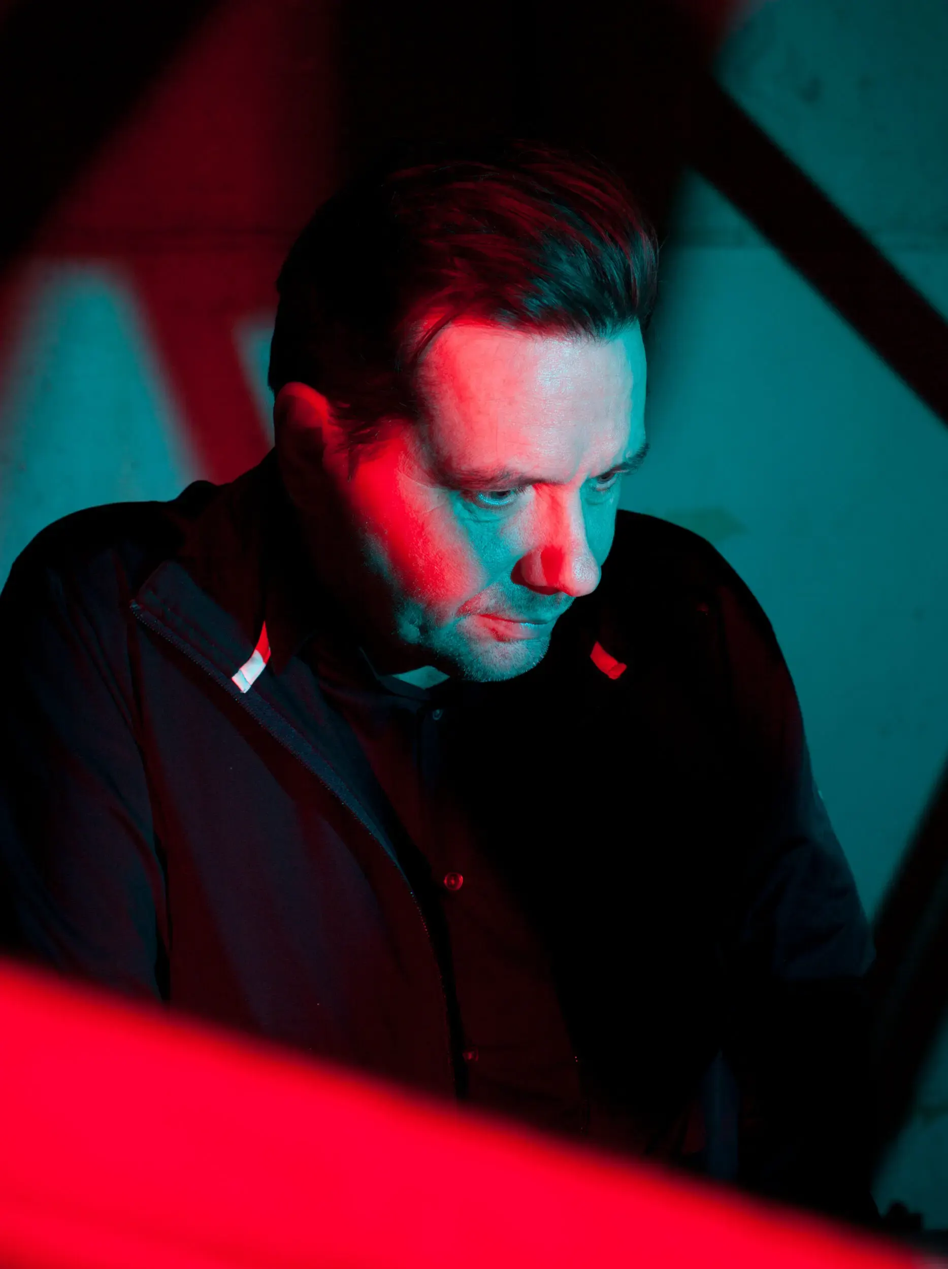 Duotone-Portrait von Michael Maertens in Rot und Türkis
