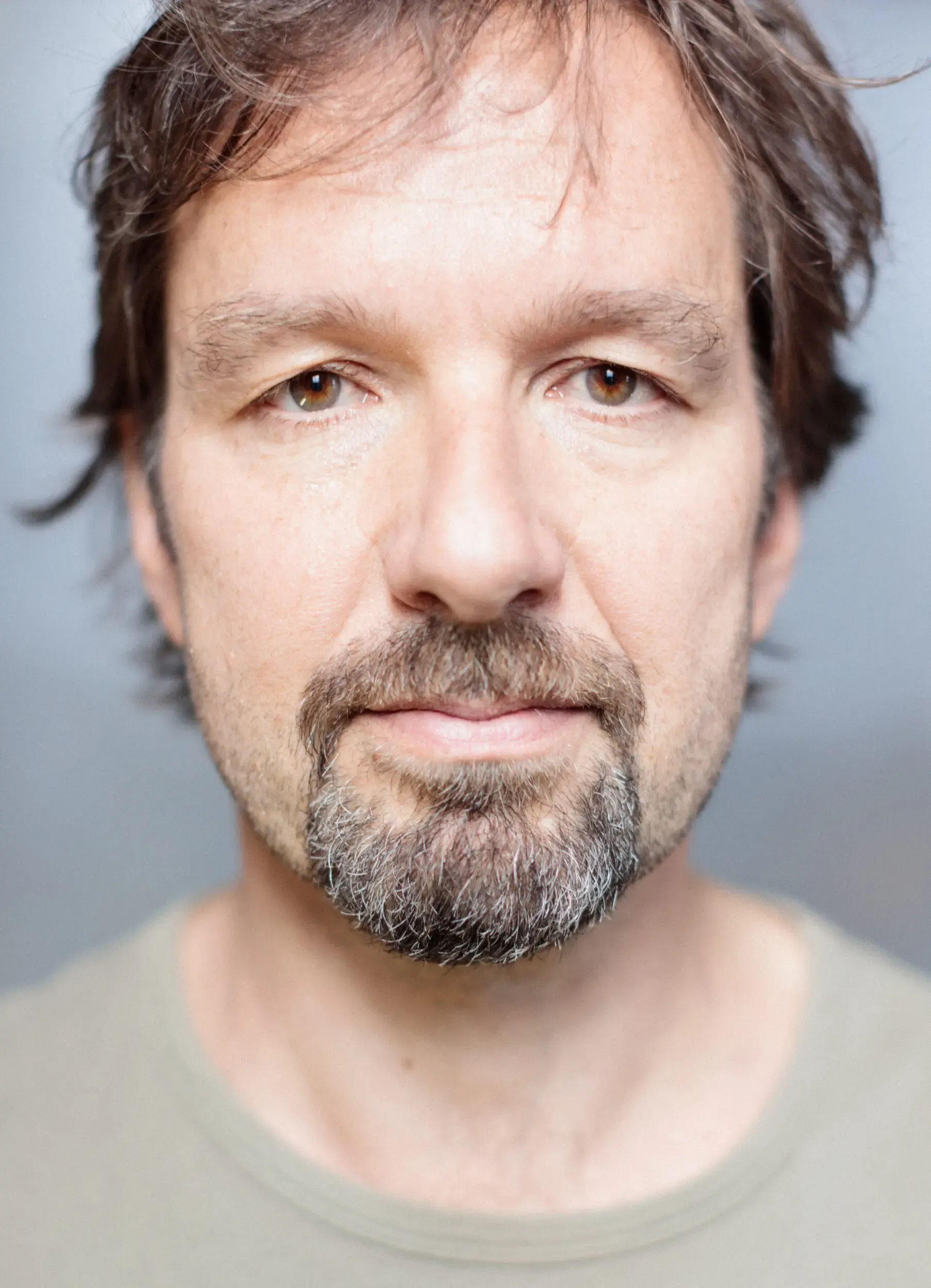 Portrait von Michael Neuenschwander vor hellem Hintergrund