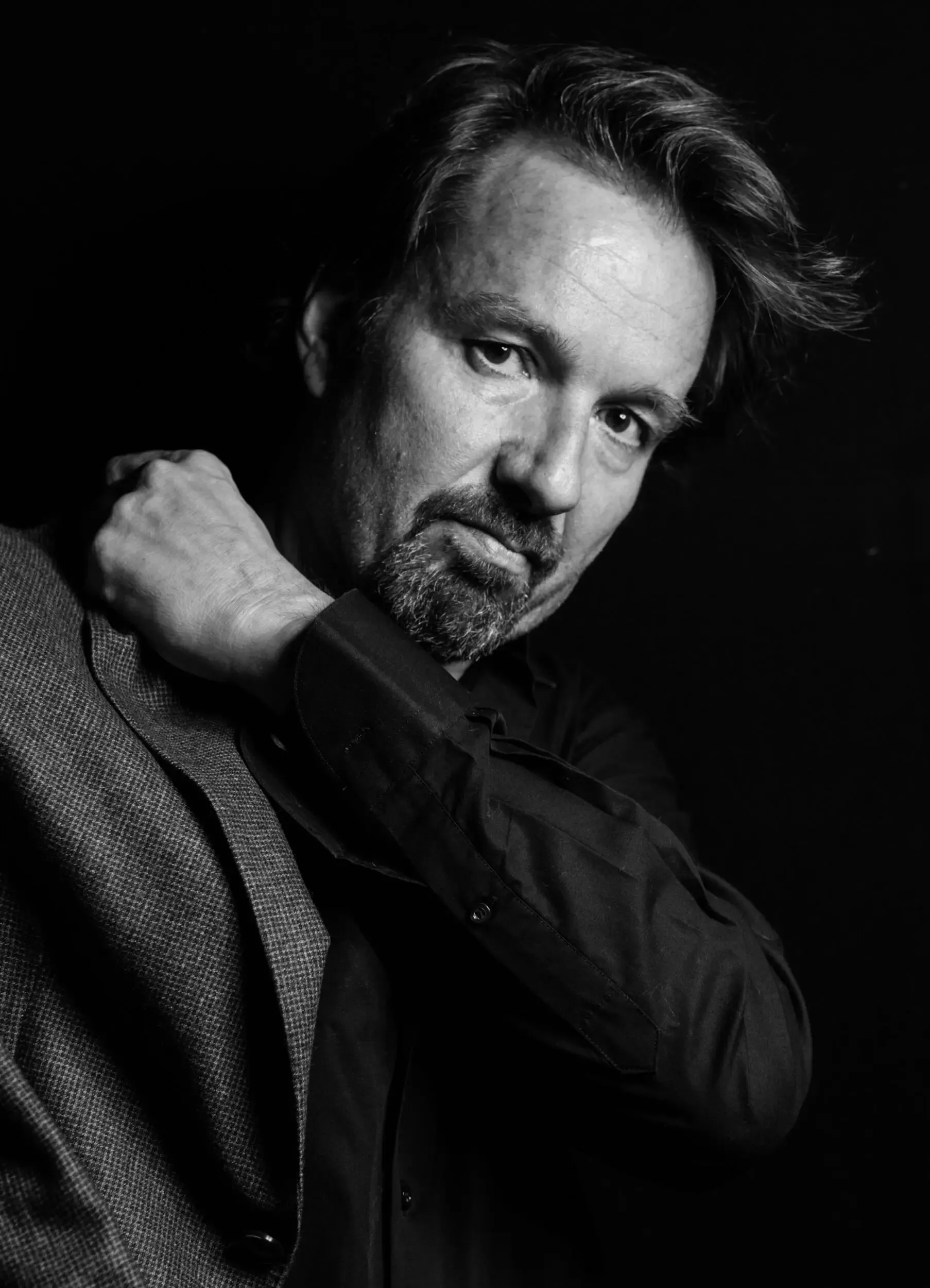 Schwarzweissportrait von Michael Neuenschwander in dynamischer Pose