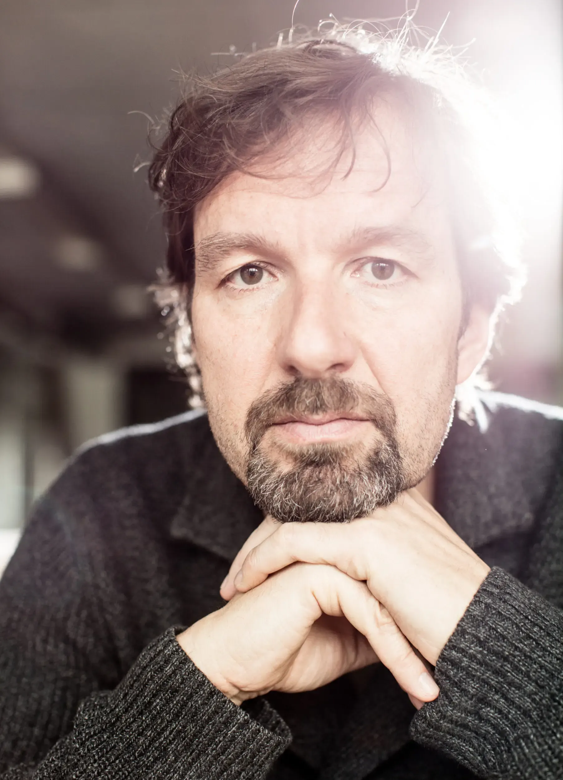 Nahaufnahme-Portrait von Michael Neuenschwander im Gegenlicht