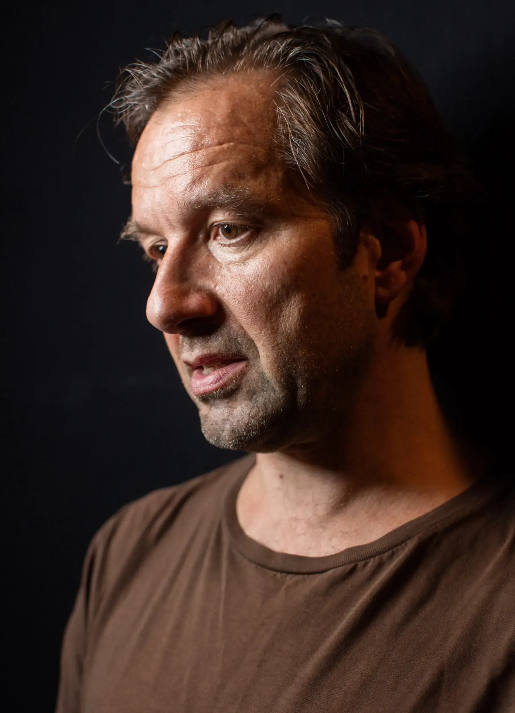 Portrait von Michael Neuenschwander in warmem Braunton