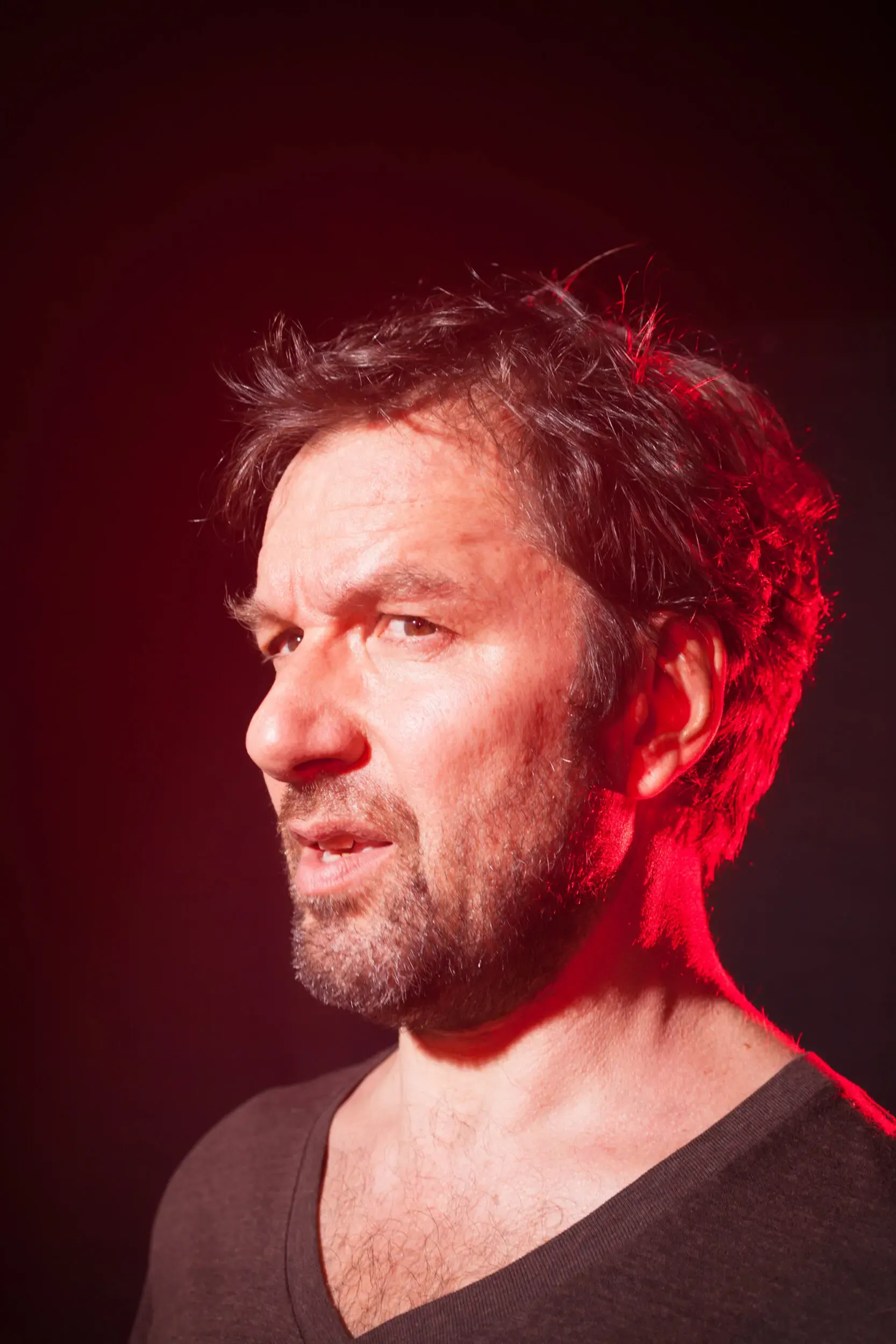 Portrait von Michael Neuenschwander im roten Licht