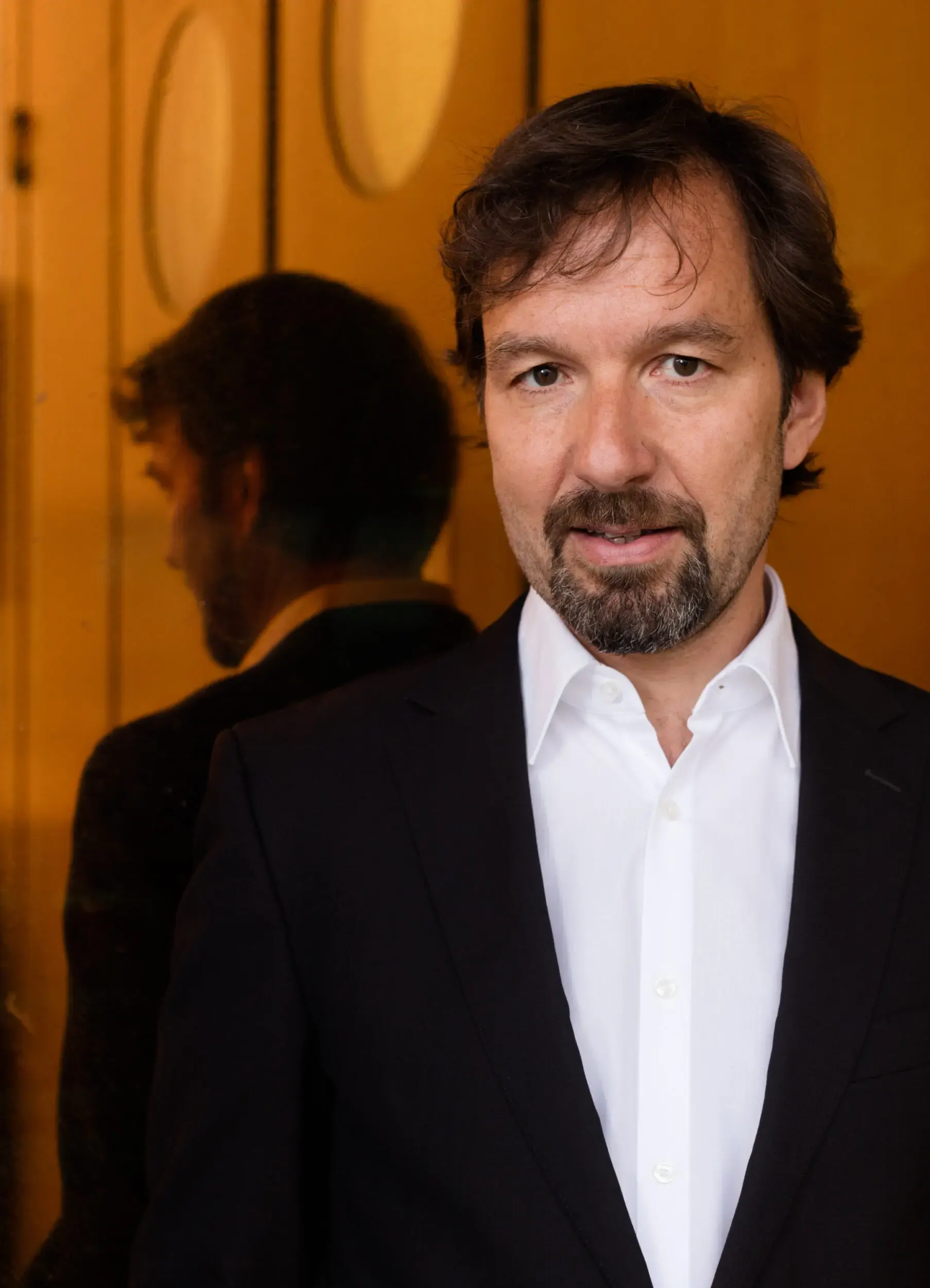 Michael Neuenschwander im Türrahmen mit warmem Licht