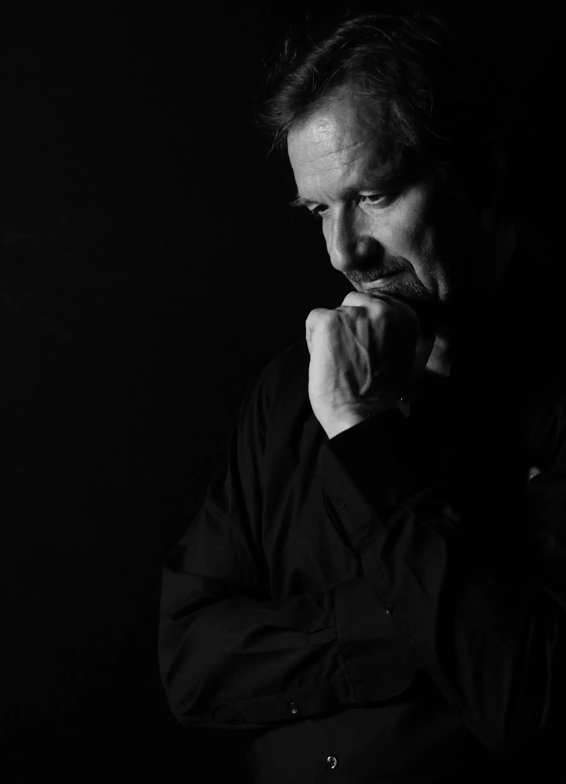 Schwarzweissportrait von Michael Neuenschwander, nachdenkliche Pose