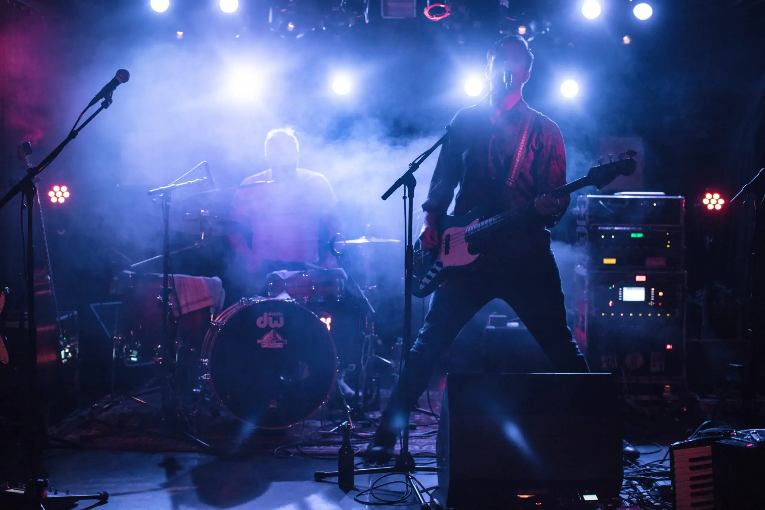 Mike-Ständer-Band performt im violetten Bühnenlicht