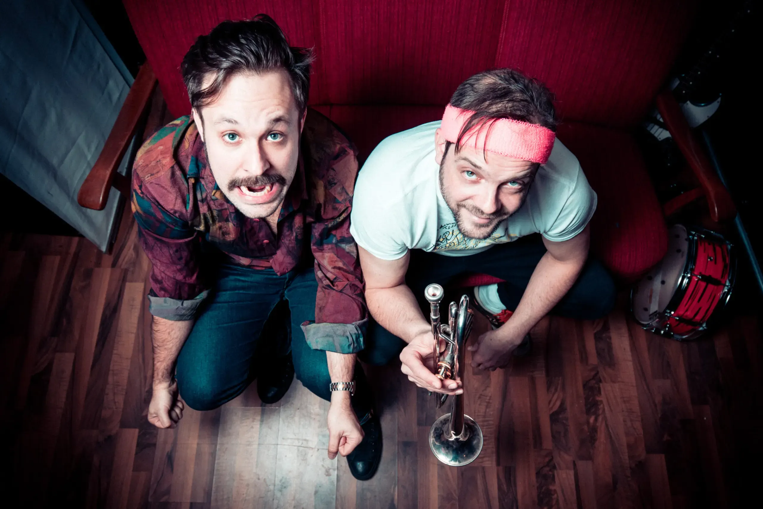 Bandduo kniet mit Trompete, Aufnahme von oben