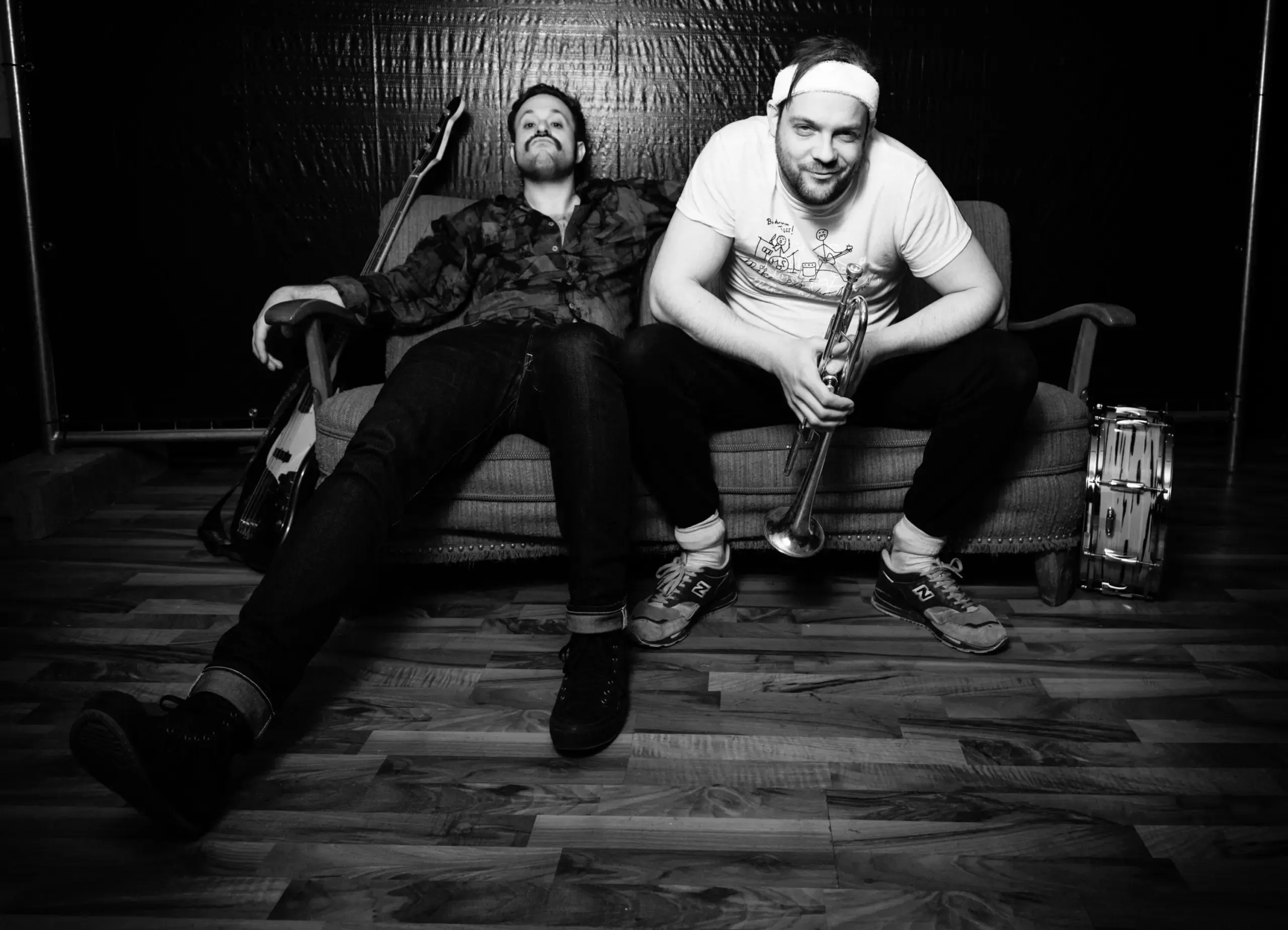 Schwarzweissfoto: Bandduo auf dem Sofa, zweite Aufnahme