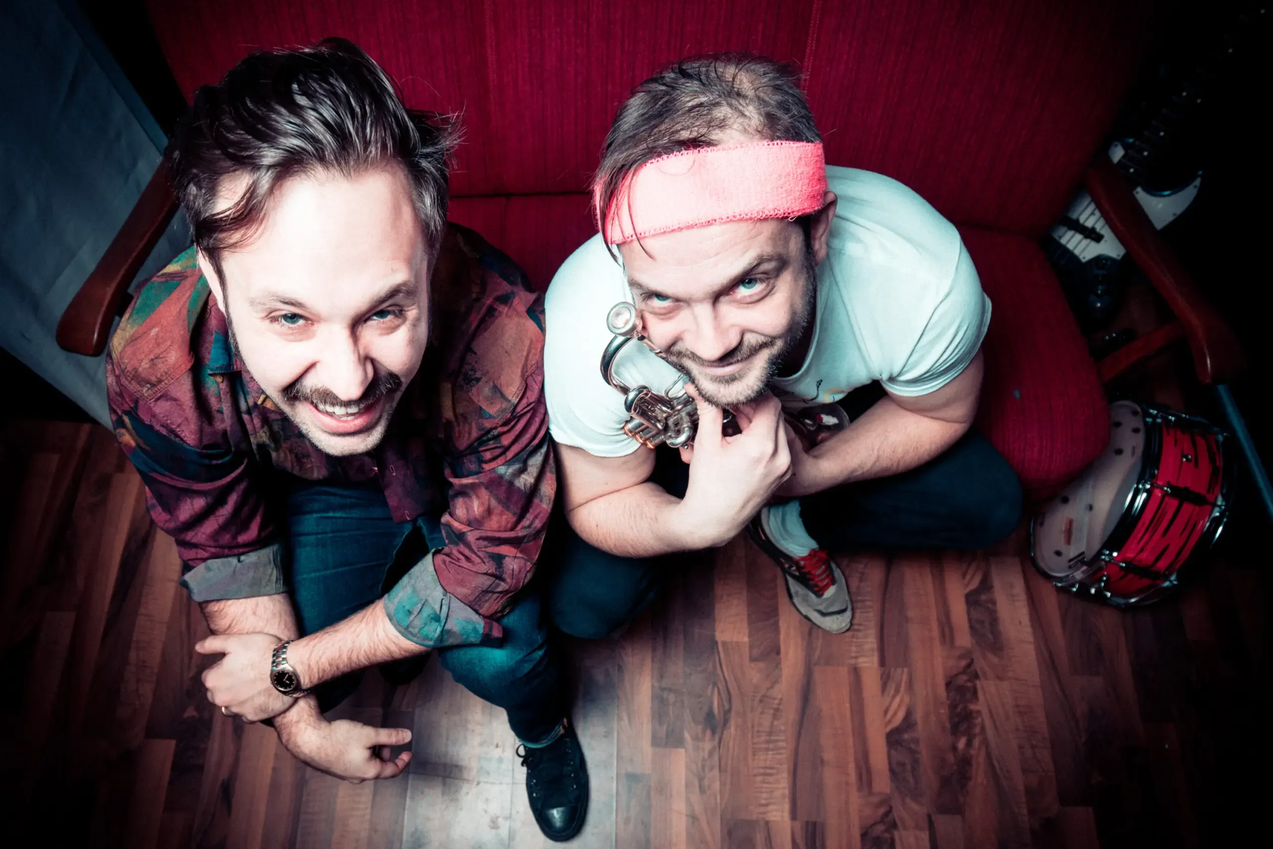 Bandduo posiert verspielt, Aufnahme von oben