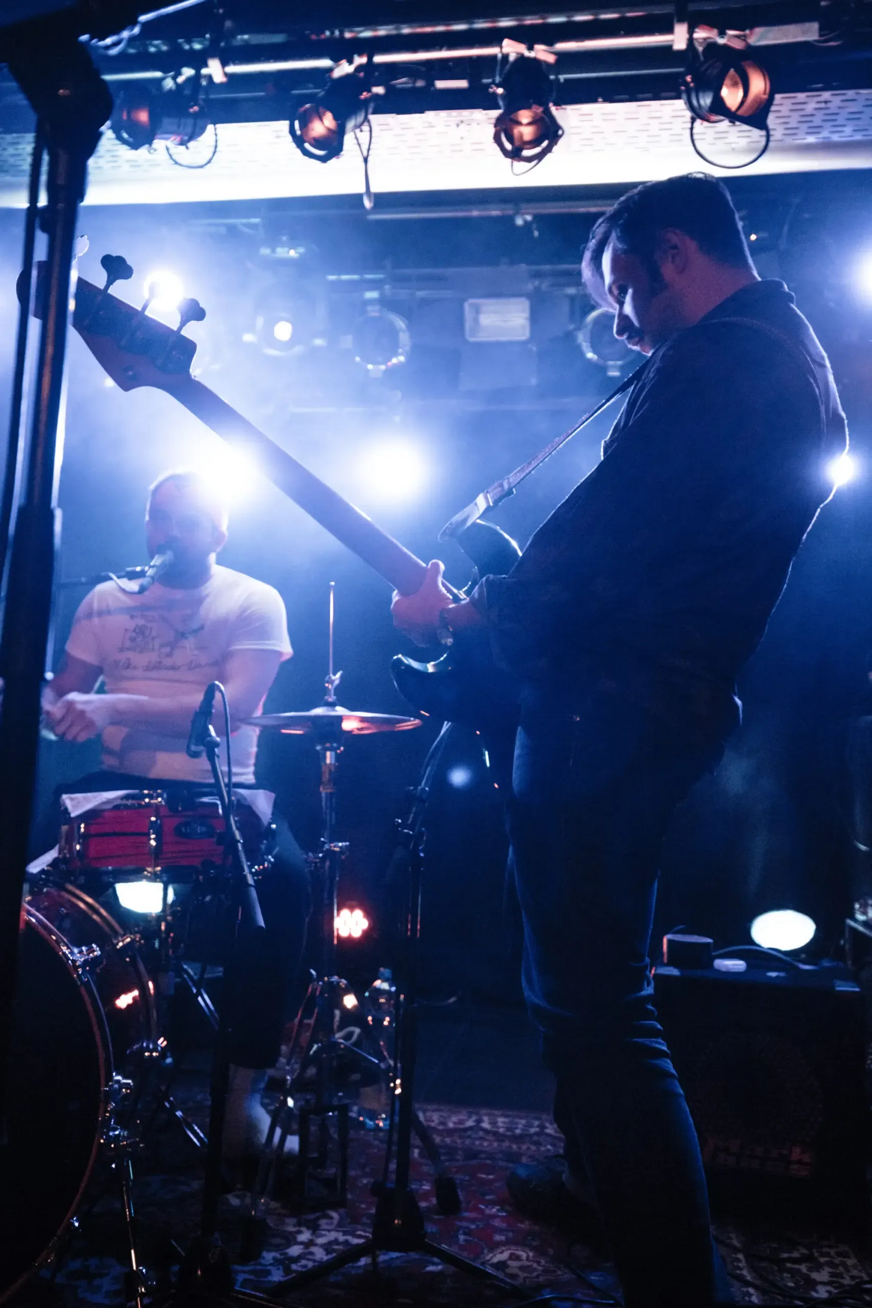 Mike-Ständer-Band spielt live im blauen Bühnenlicht