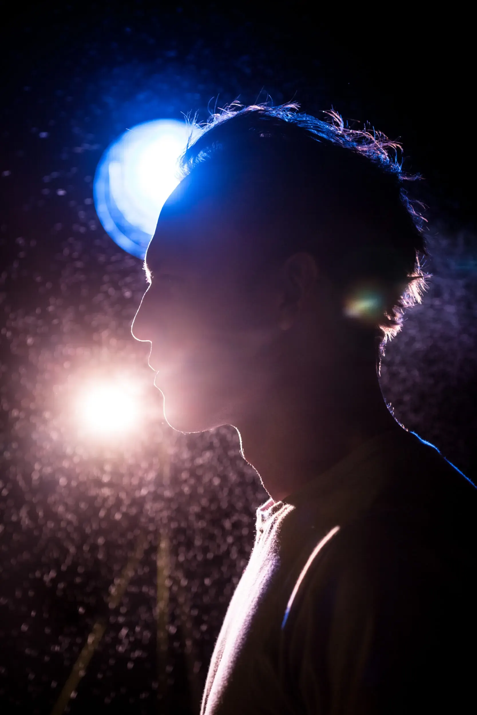 Portrait von Milian Zerzawy im blauen Gegenlicht