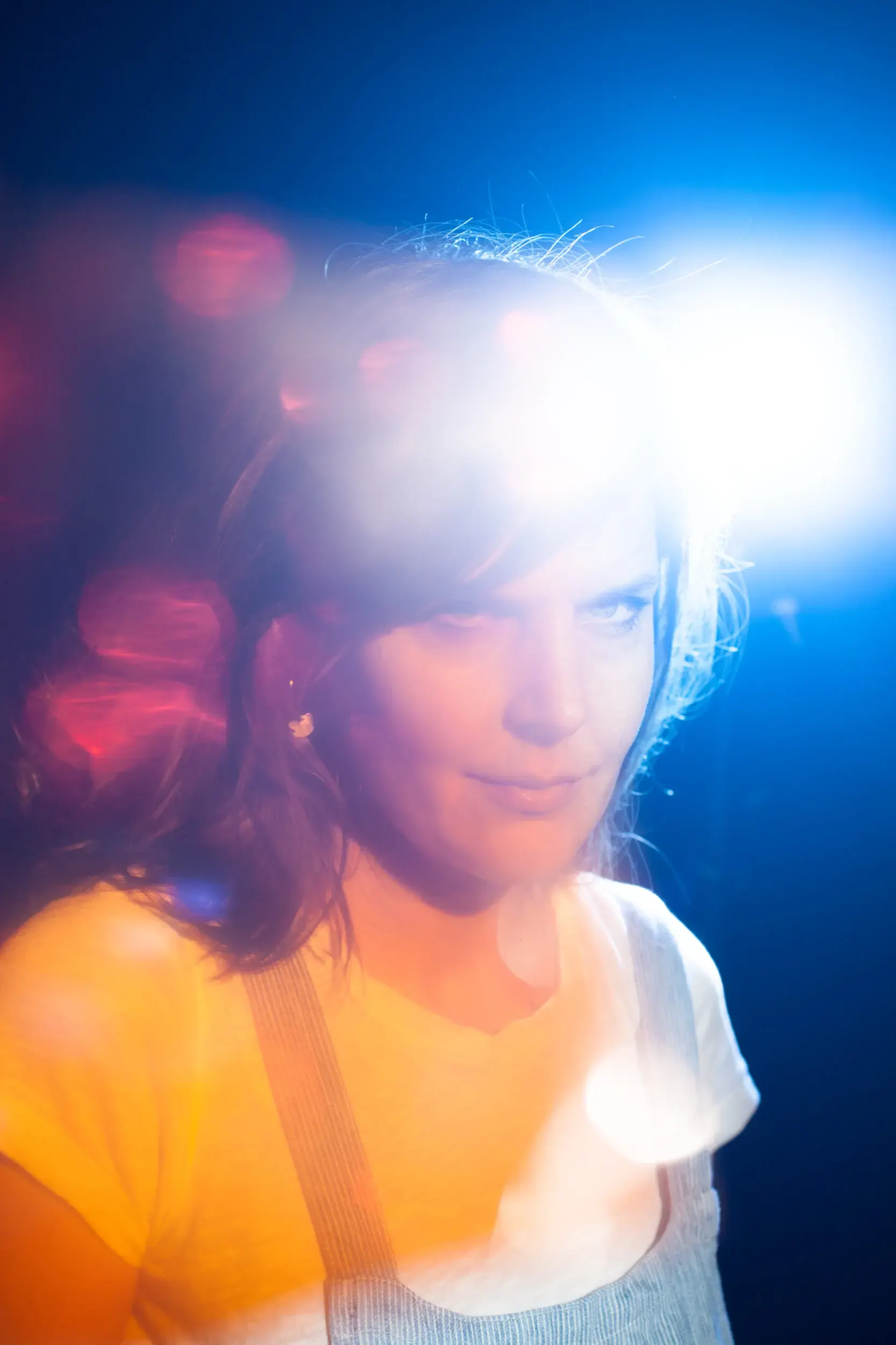 Portrait von Miriam Maertens mit farbiger Lichtdoppelbelichtung