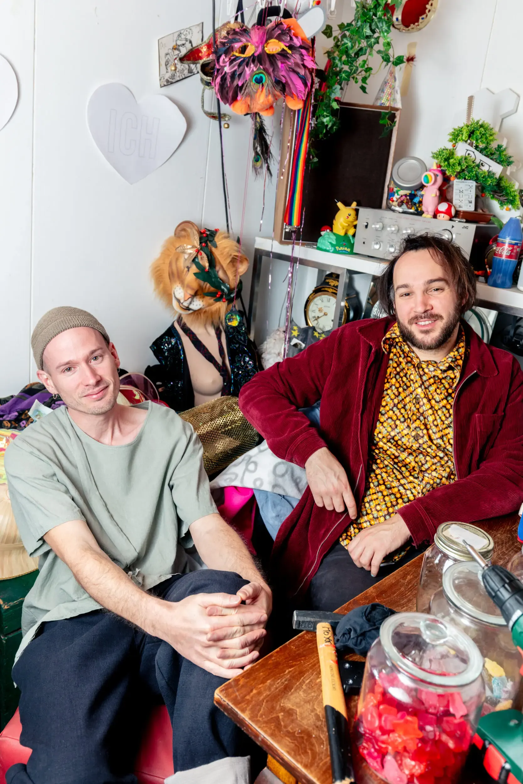 Moder und Sauerland sitzen mit Freunden in einem gemütlichen Zimmer