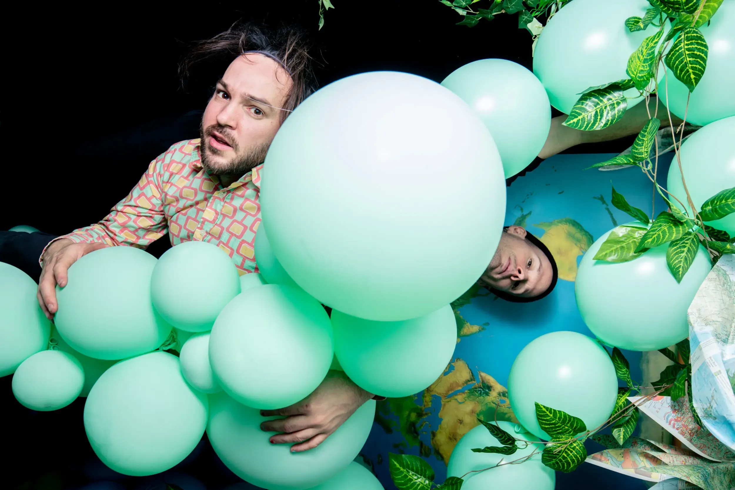 Bandmitglied von Moder und Sauerland zwischen riesigen mintgrünen Ballons