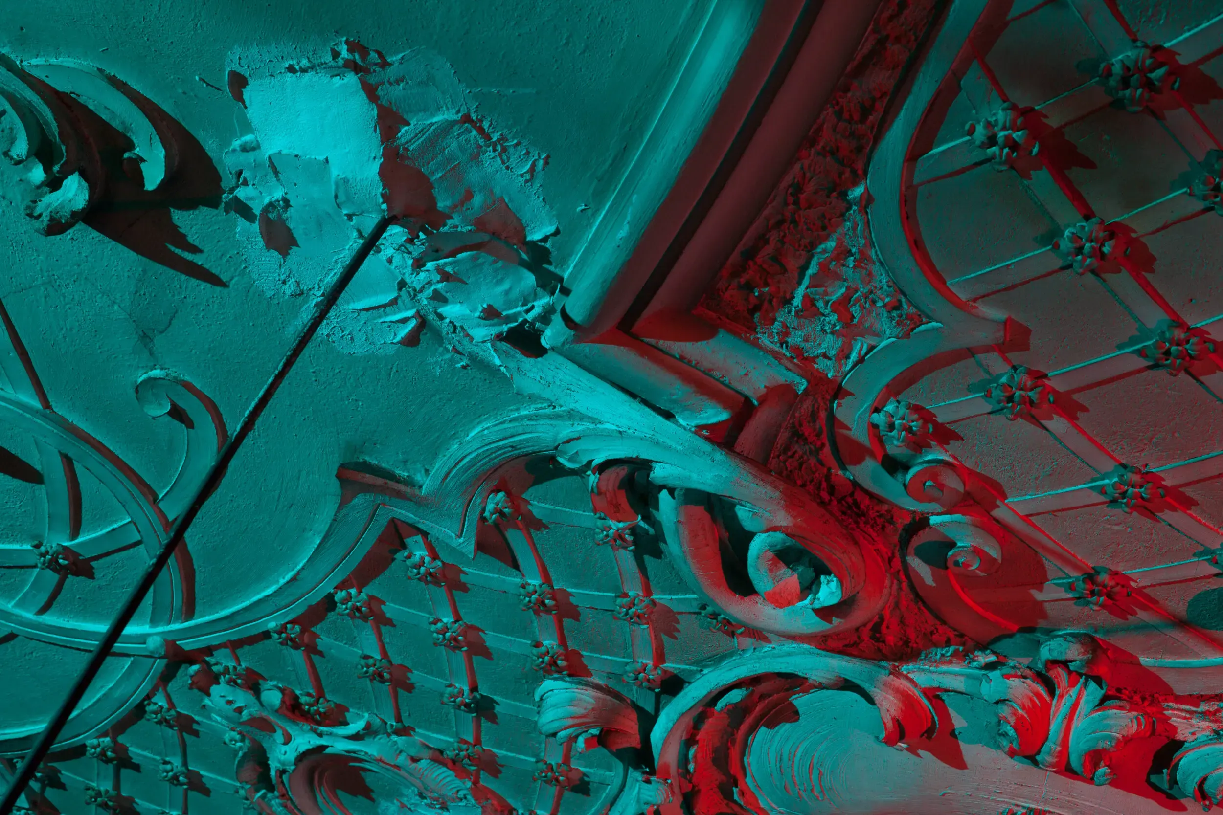 Ornamentales Architekturdetail in Türkis-Rot-Duotone, Mood