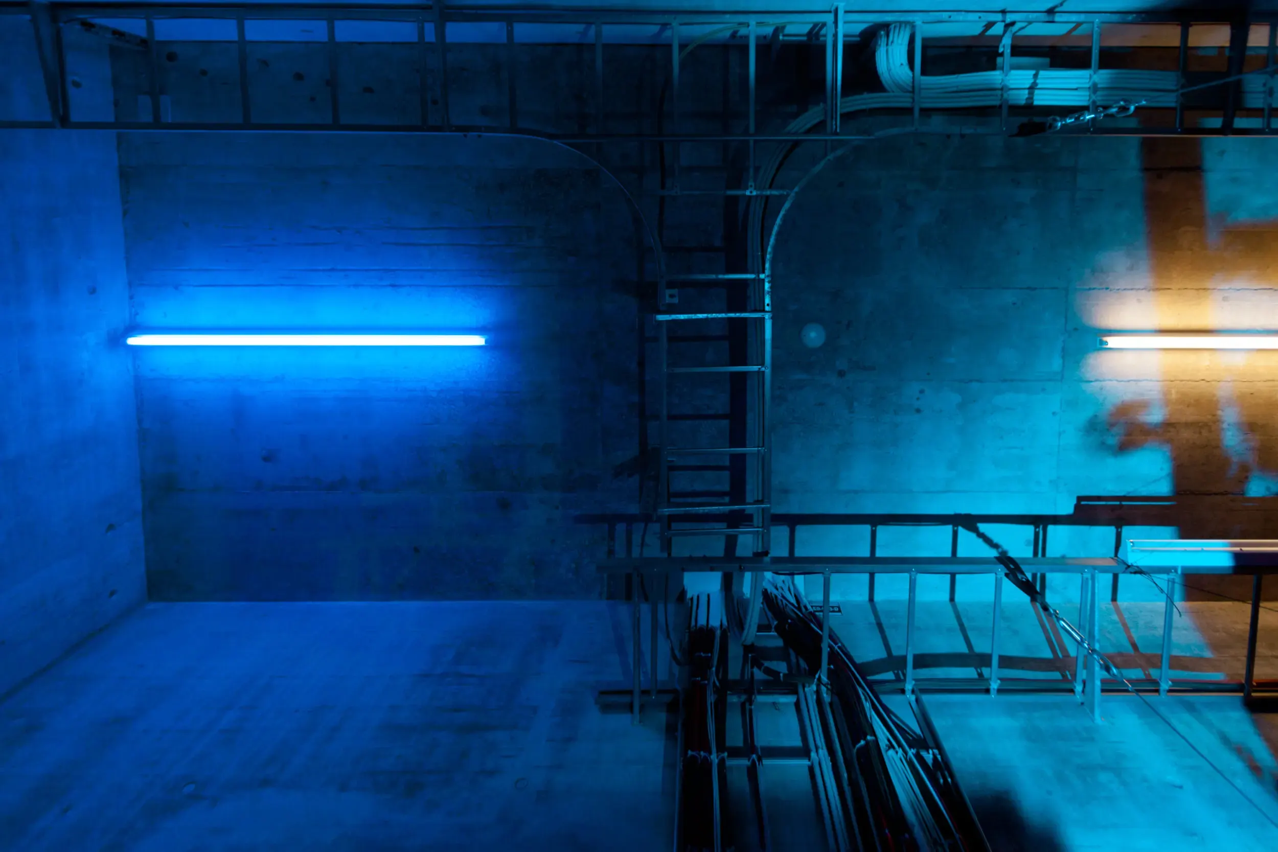 Industrieraum mit blauem Neonlicht, Mood