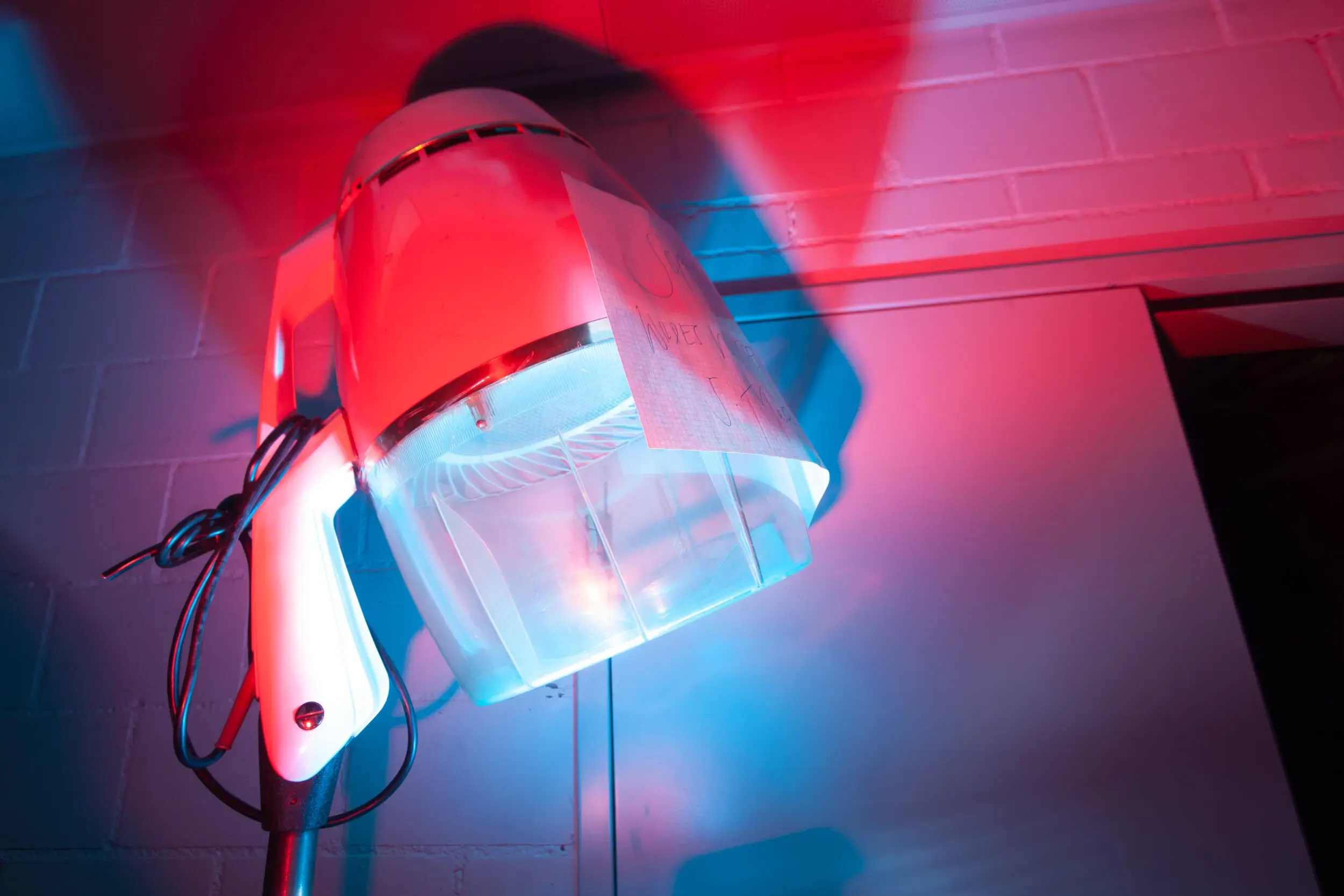 Bewegungsunschärfe einer Lampe mit rot-türkisen Lichtstreifen, Mood