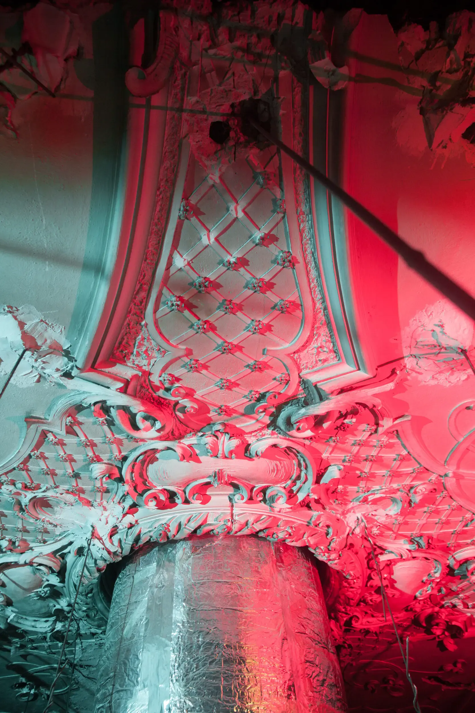 Architektonisches Säulendetail in Rot-Weiss-Duotone, Mood
