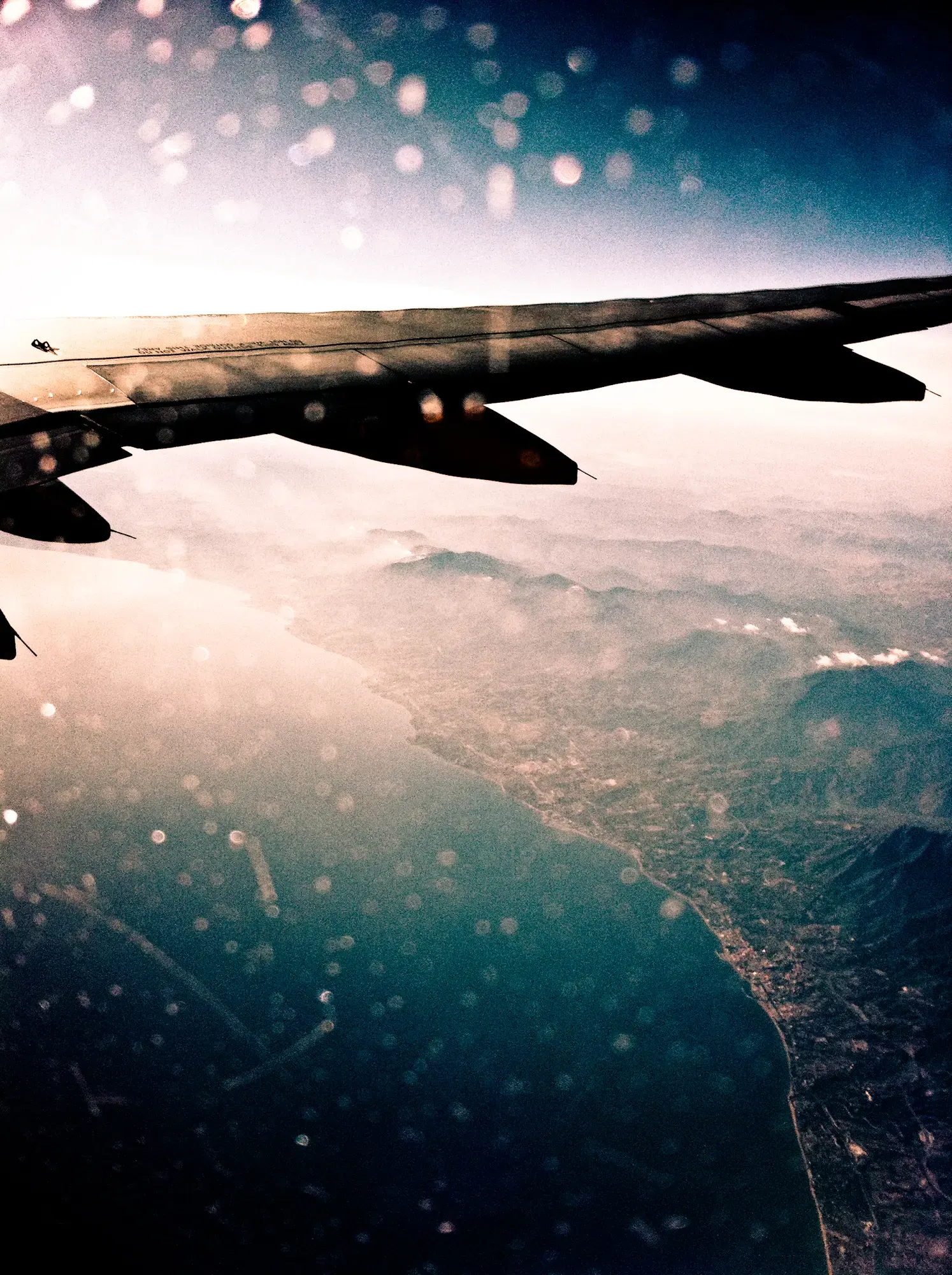 Blick aus dem Flugzeugfenster über die marokkanische Küste, Morocco Experience