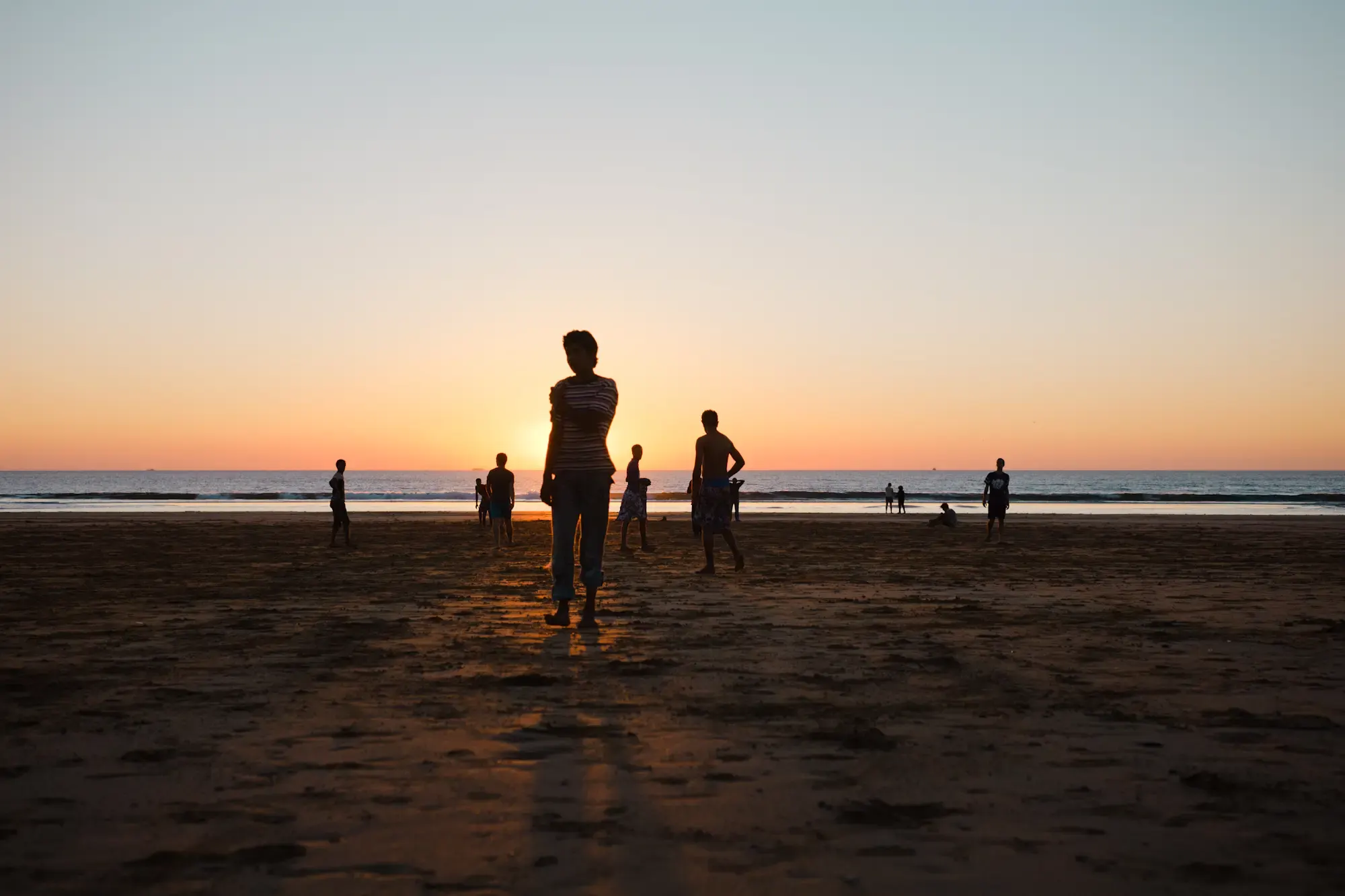 Silhouetten von Menschen am Strand bei Sonnenuntergang, Morocco Experience