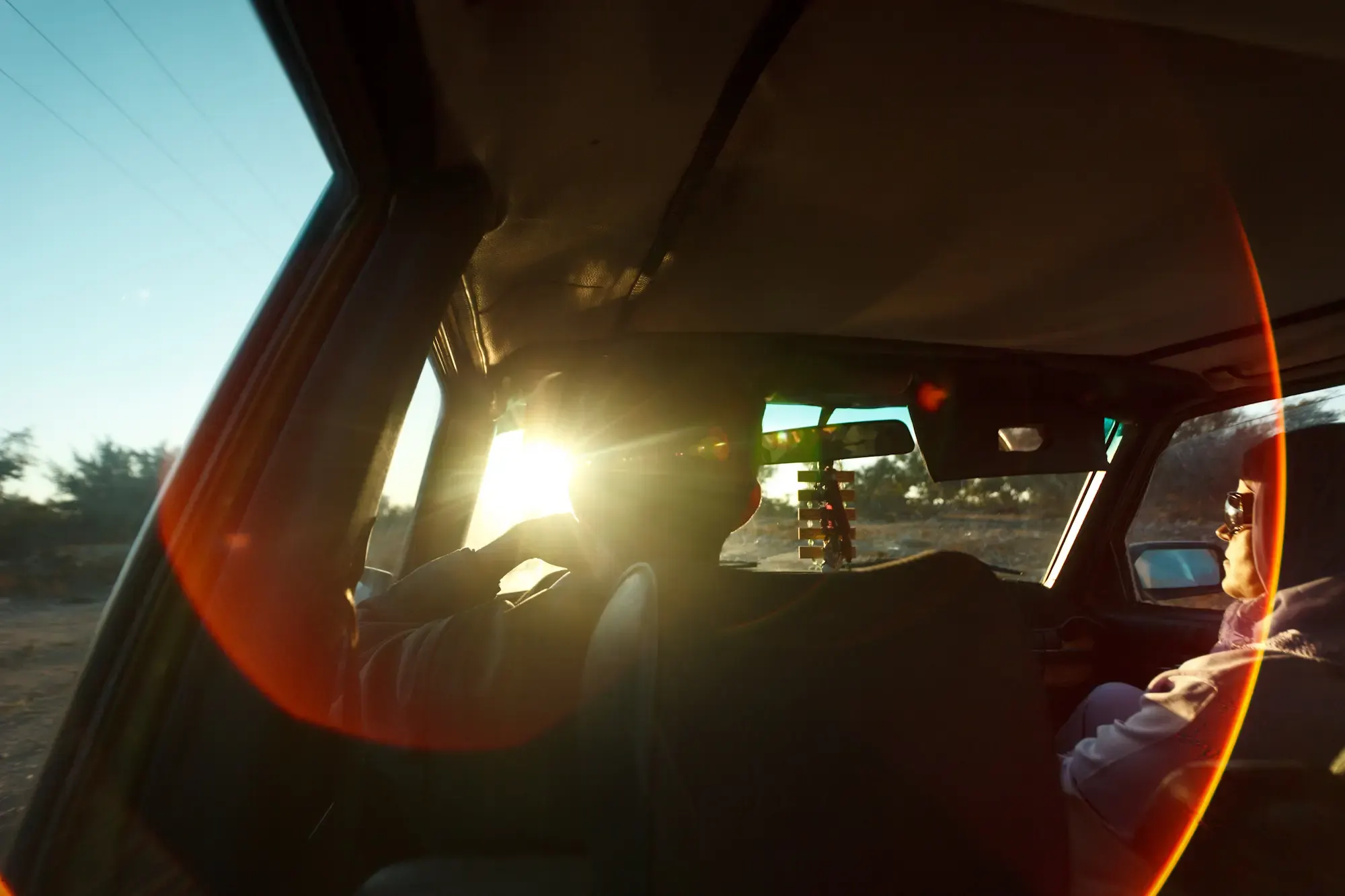 Sonnenlicht scheint durch die Autoscheibe, Morocco Experience
