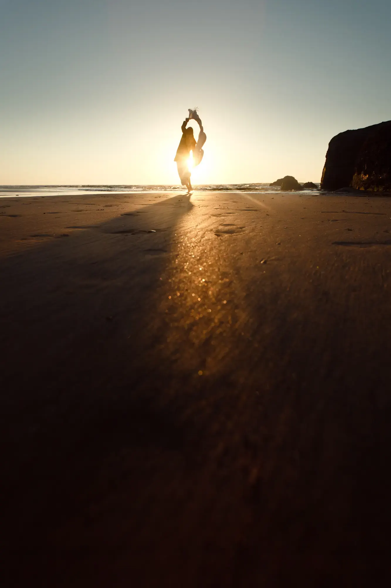 Silhouette einer springenden Person am Strand bei Sonnenuntergang, Morocco Experience